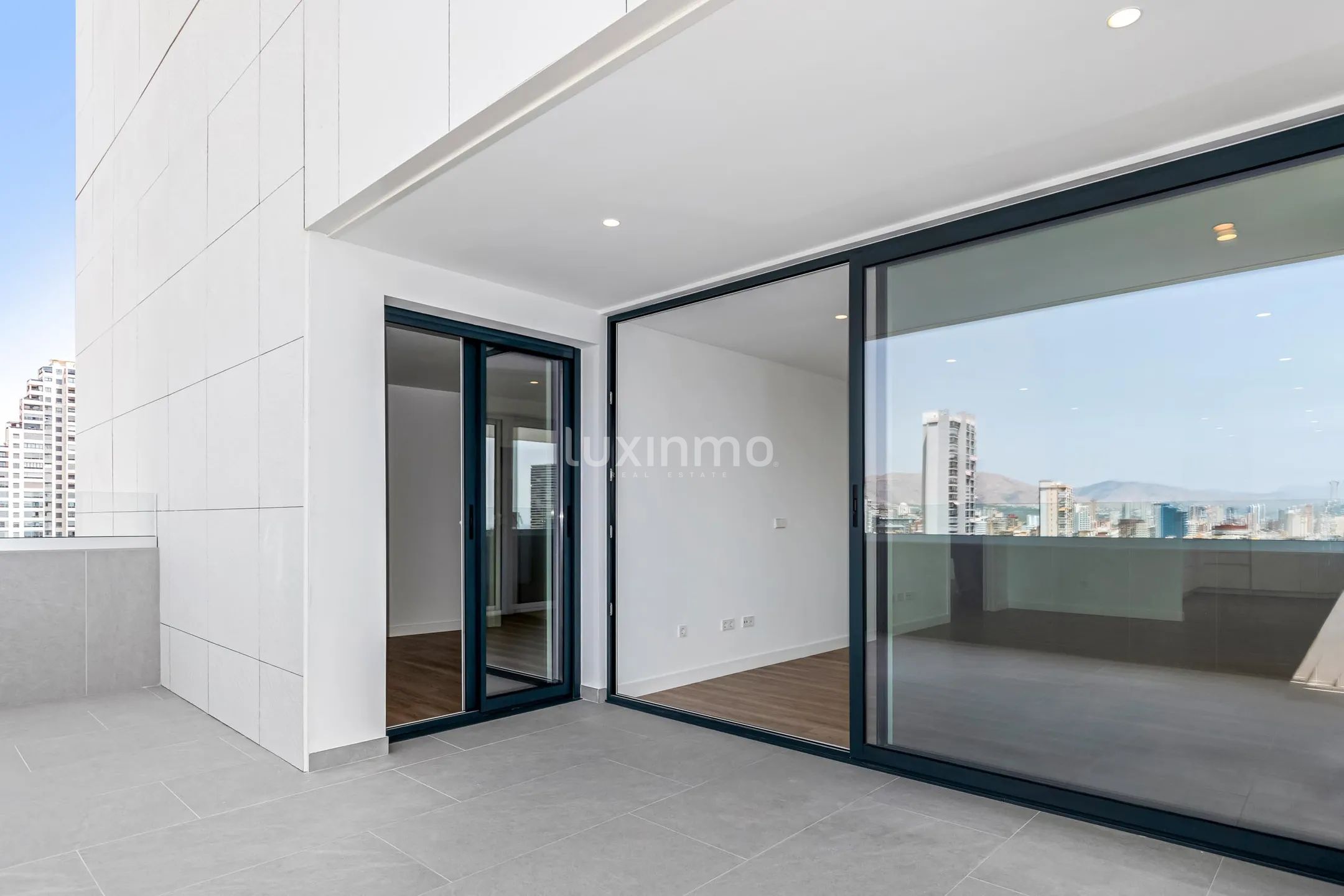 Modern Apartment in Levante Beach — photo 11