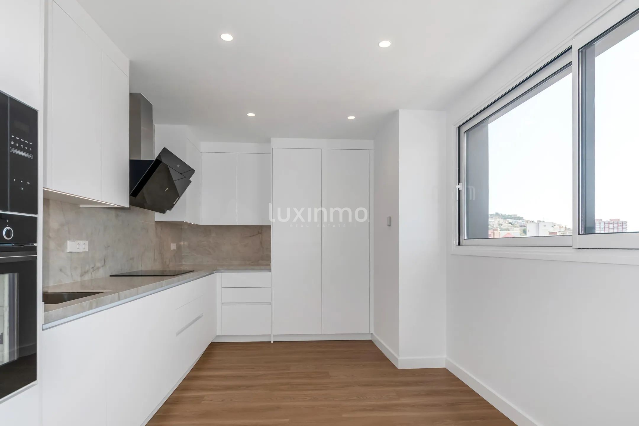 Modern Apartment in Levante Beach — photo 7