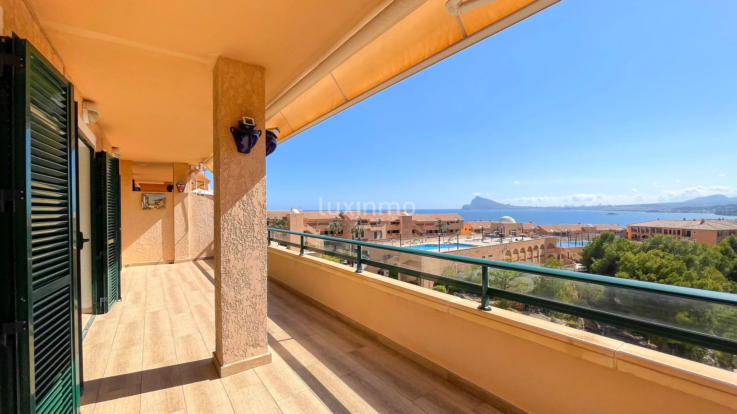 Fantastisk lägenhet med utsikt över havet och bergen i Mascarat Altea