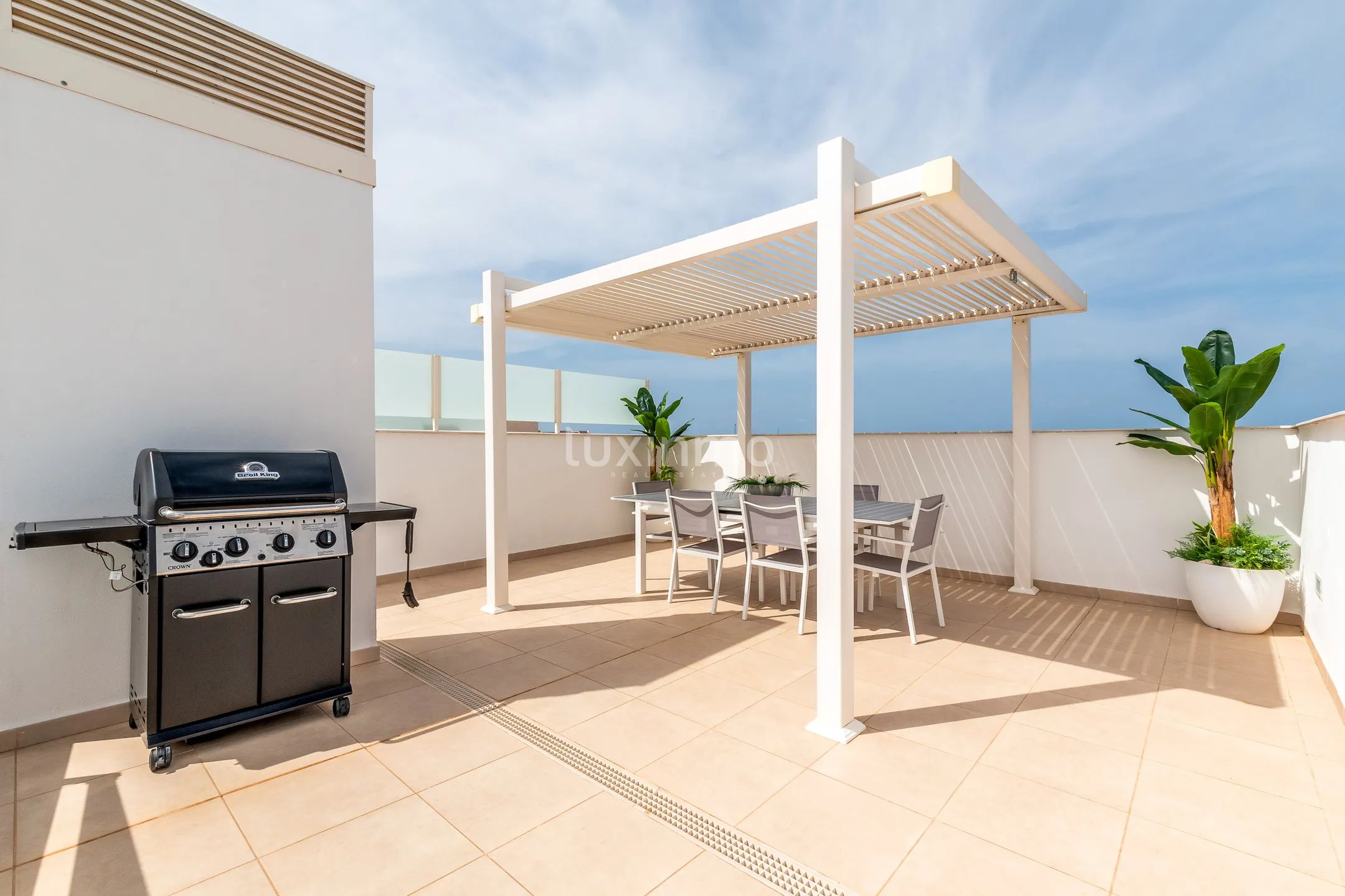 Stunning modern apartment with sea views in Dénia — photo 14