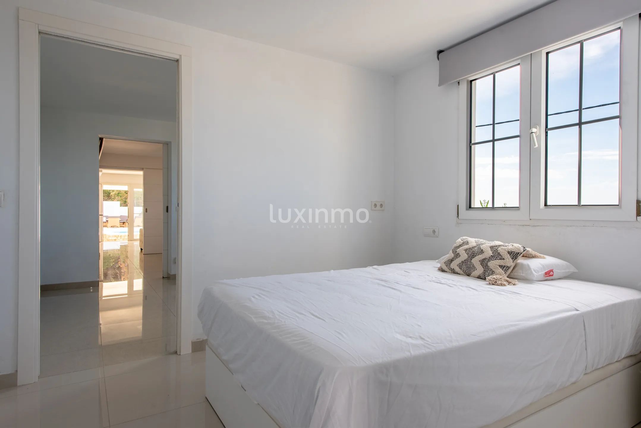 Stunning 8-bedroom mediterranean villa with sea view — photo 24