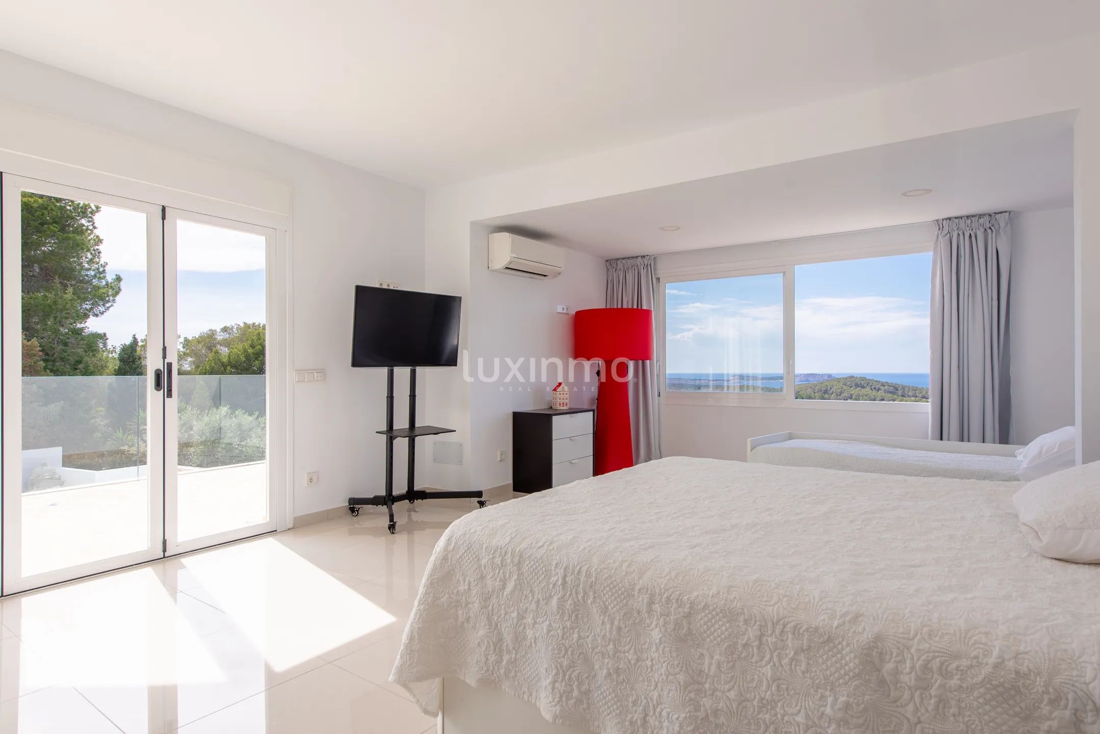 Stunning 8-bedroom mediterranean villa with sea view — photo 15