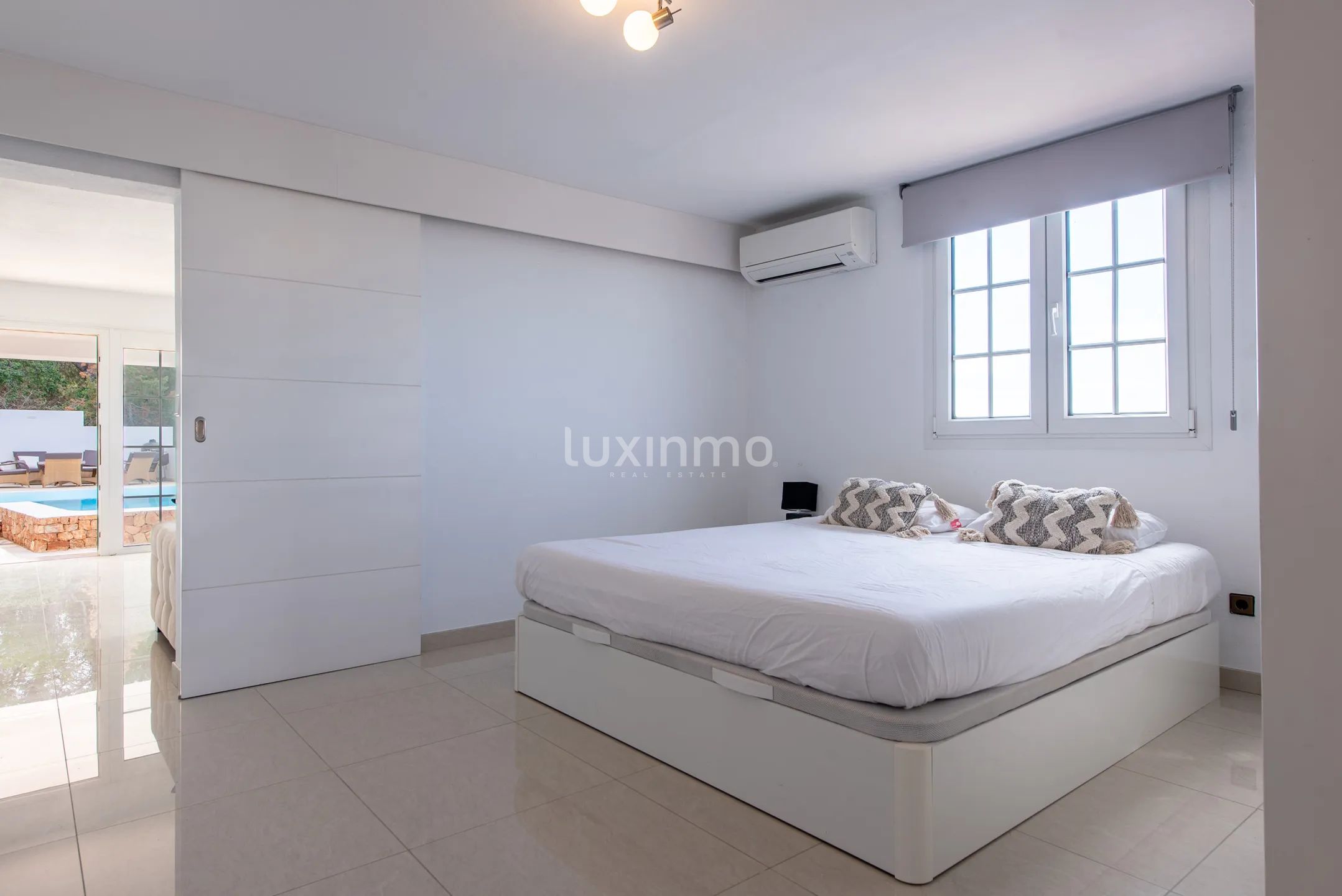 Stunning 8-bedroom mediterranean villa with sea view — photo 32