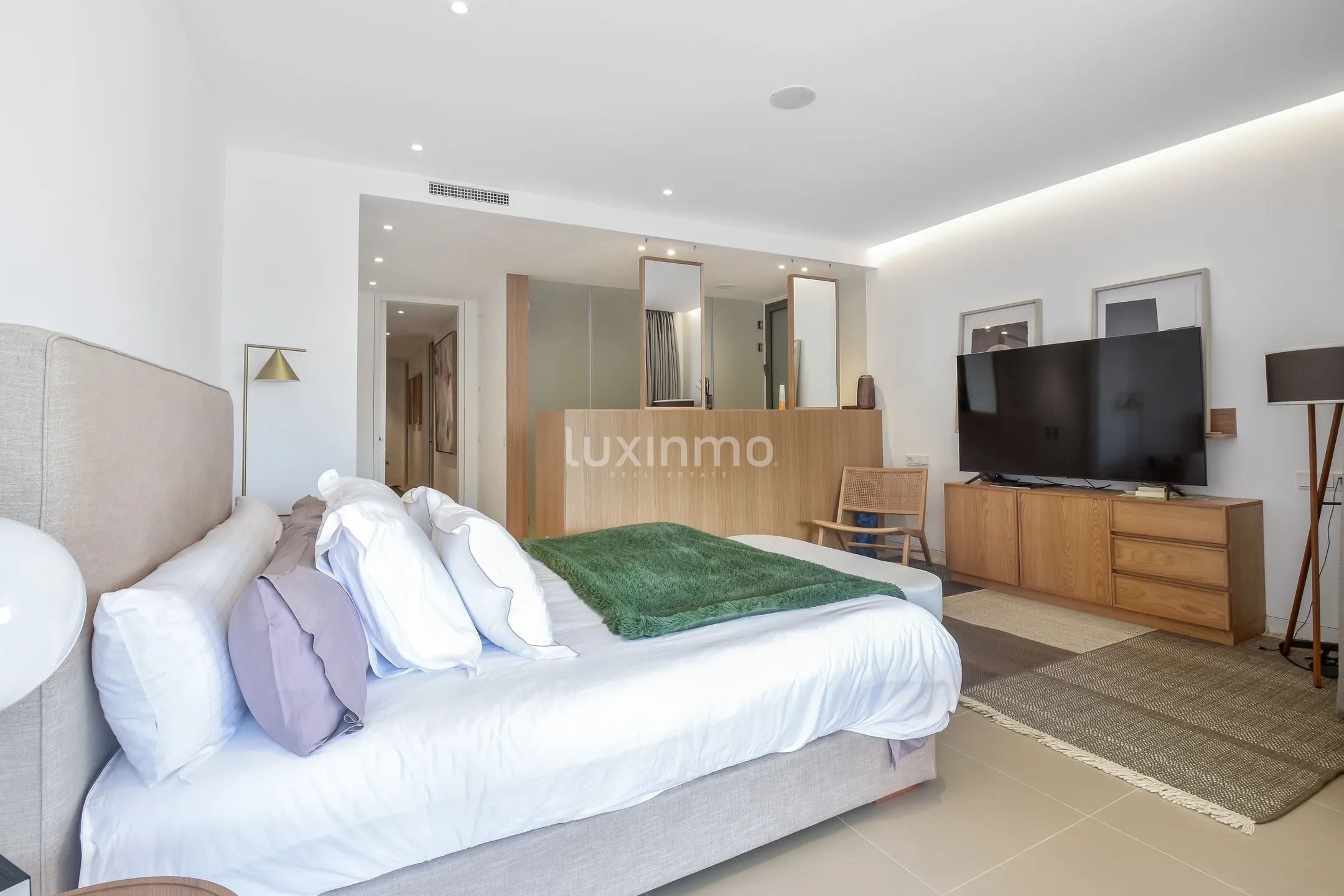 Modern ground floor luxury apartment with sea views in Talamanca — photo 17