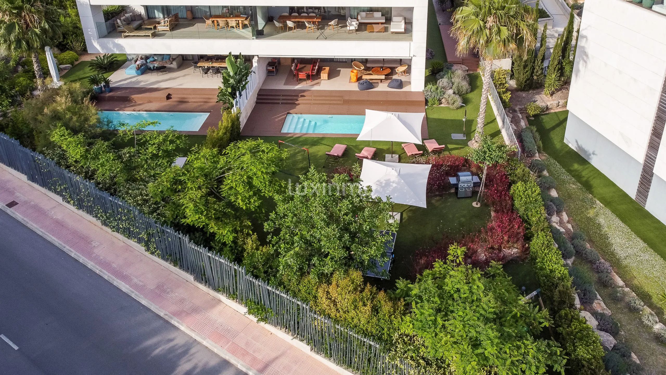 Modern ground floor luxury apartment with sea views in Talamanca — photo 2