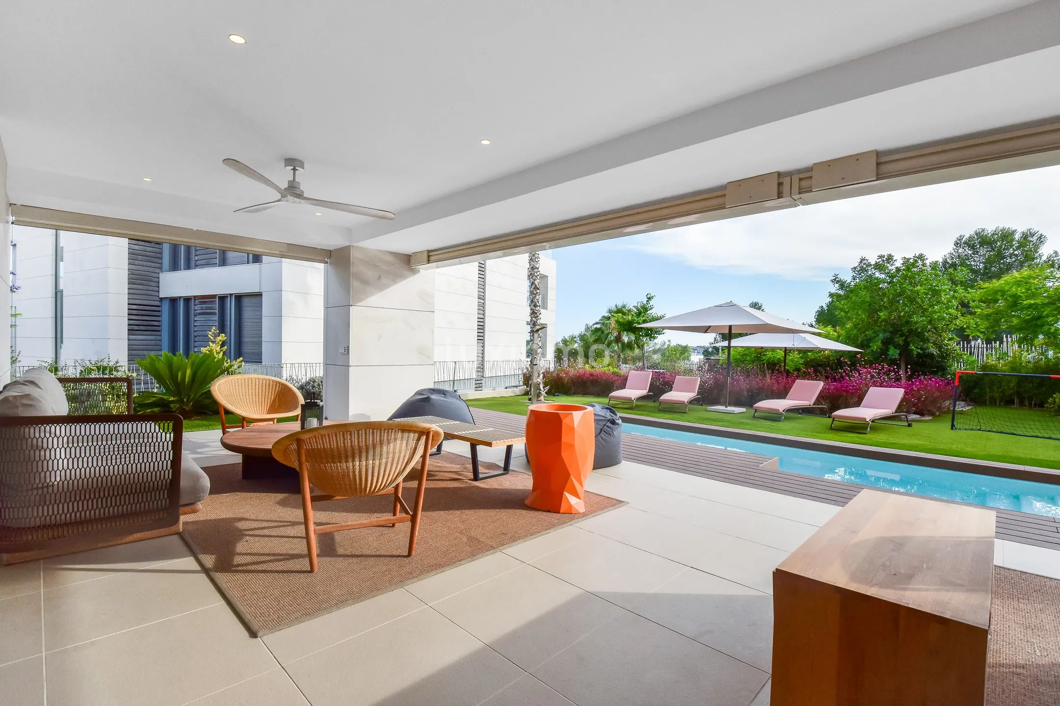 Modern ground floor luxury apartment with sea views in Talamanca — photo 3
