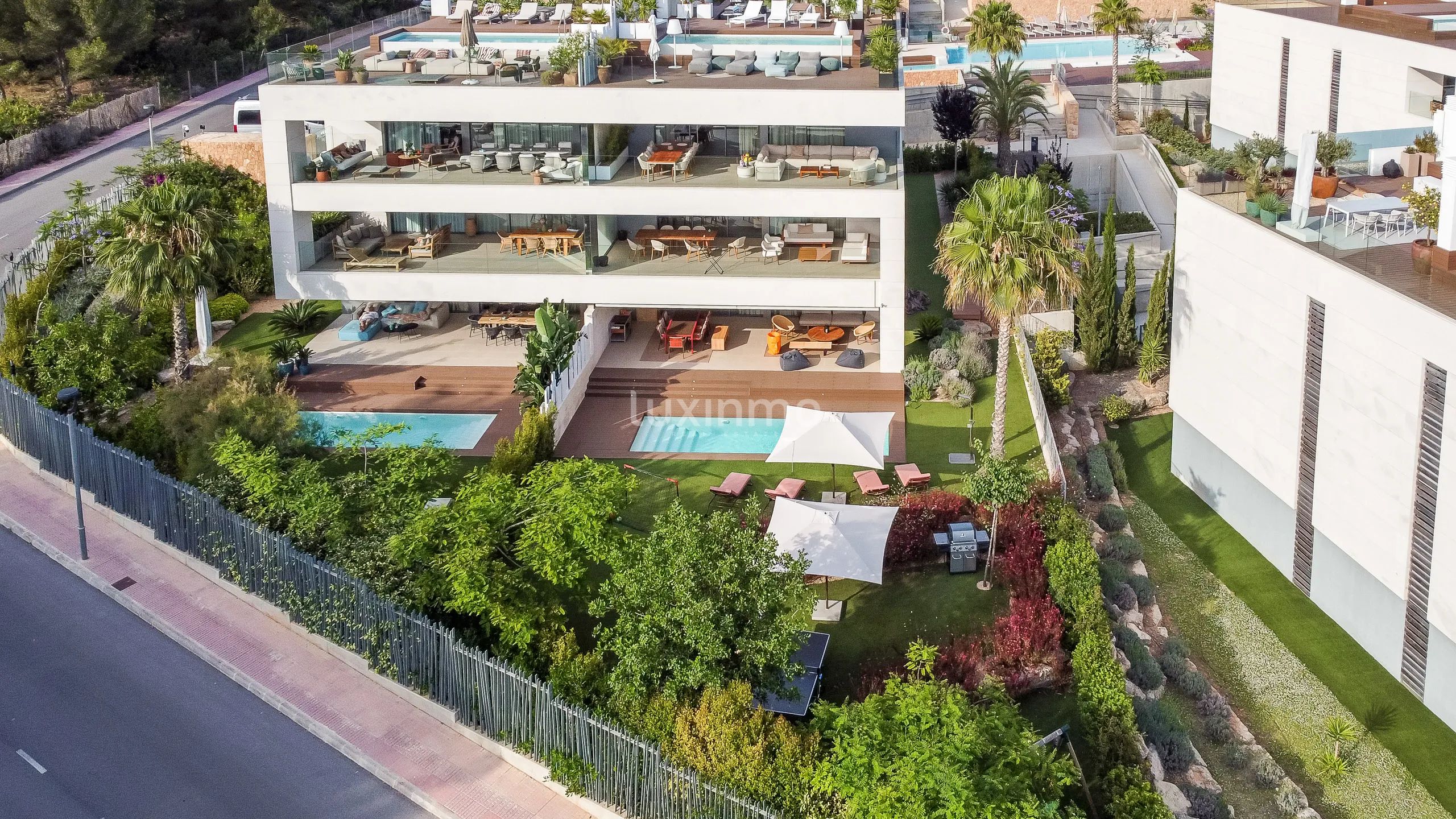 Современная квартира на первом этаже с видом на море в Таламанке