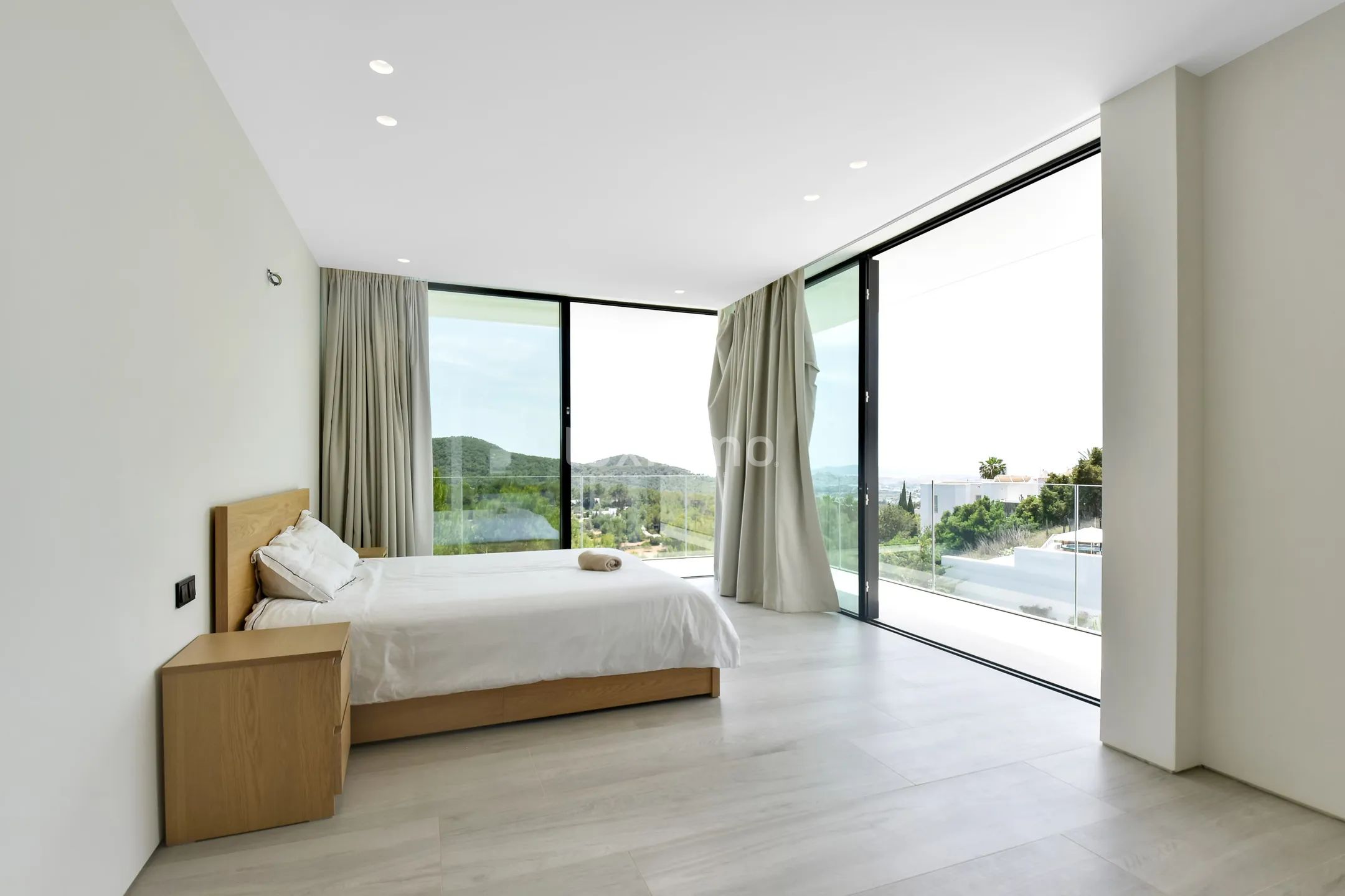 Moderne Luxusvilla mit atemberaubender Aussicht in Can Furnet — photo 28