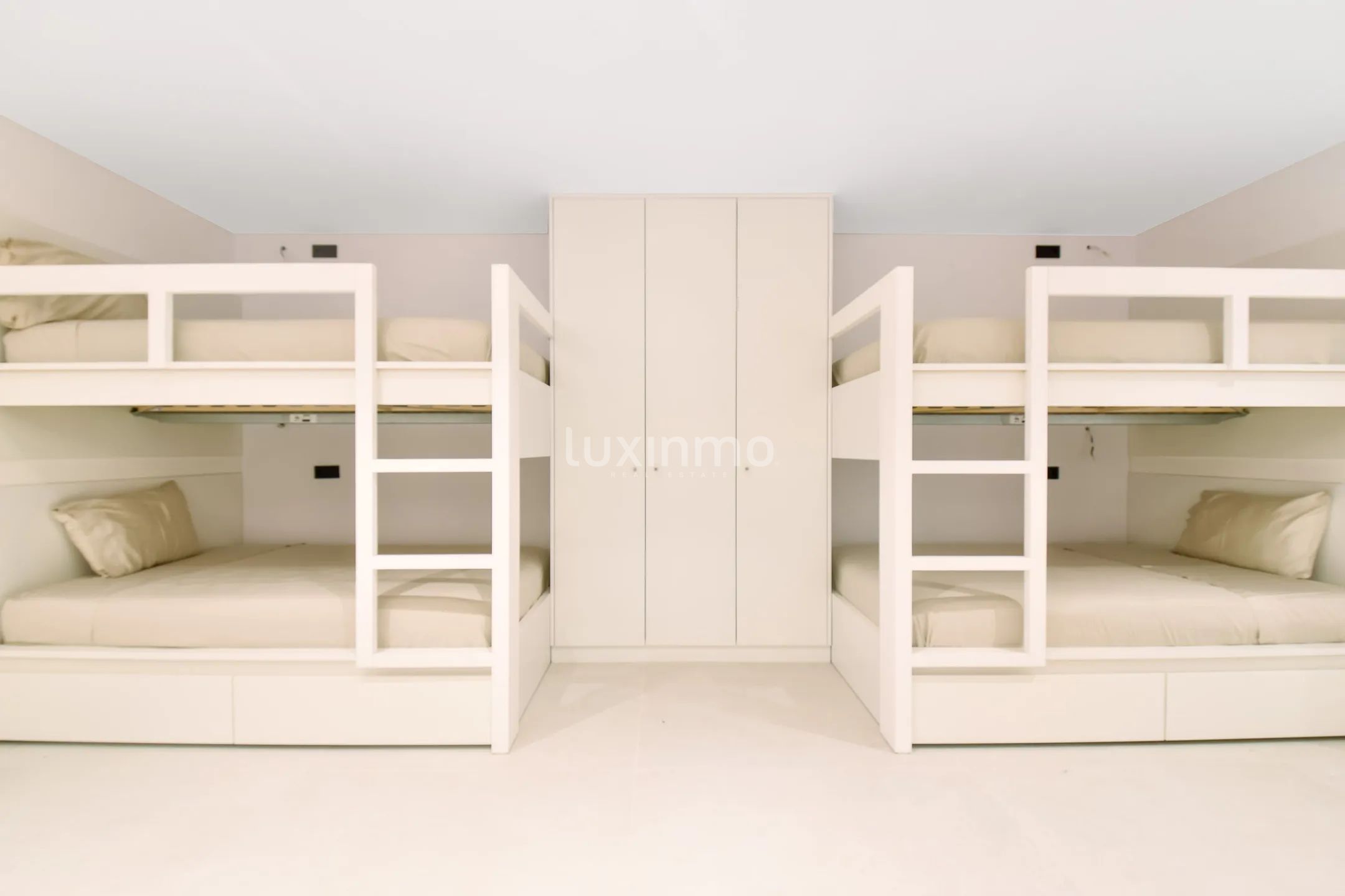 Moderne Luxusvilla mit atemberaubender Aussicht in Can Furnet — photo 48