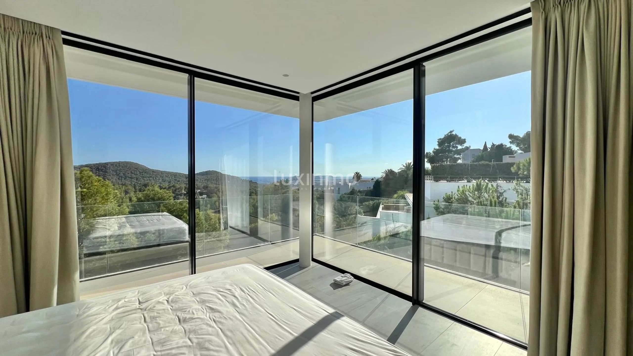 Moderne Luxusvilla mit atemberaubender Aussicht in Can Furnet — photo 70