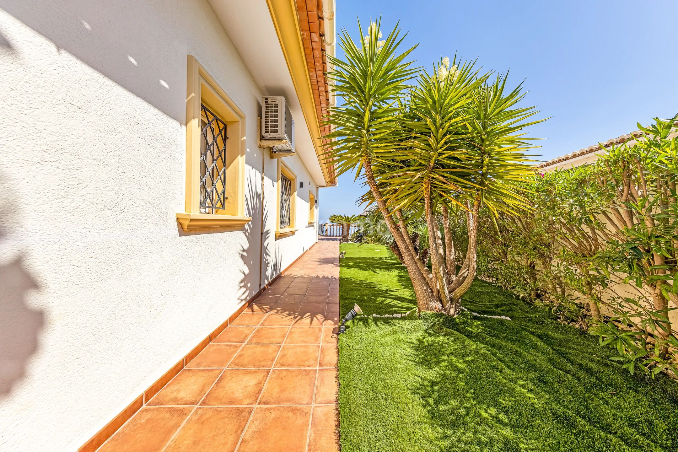 Large villa for sale in Moraira with spectacular sea views — photo 10