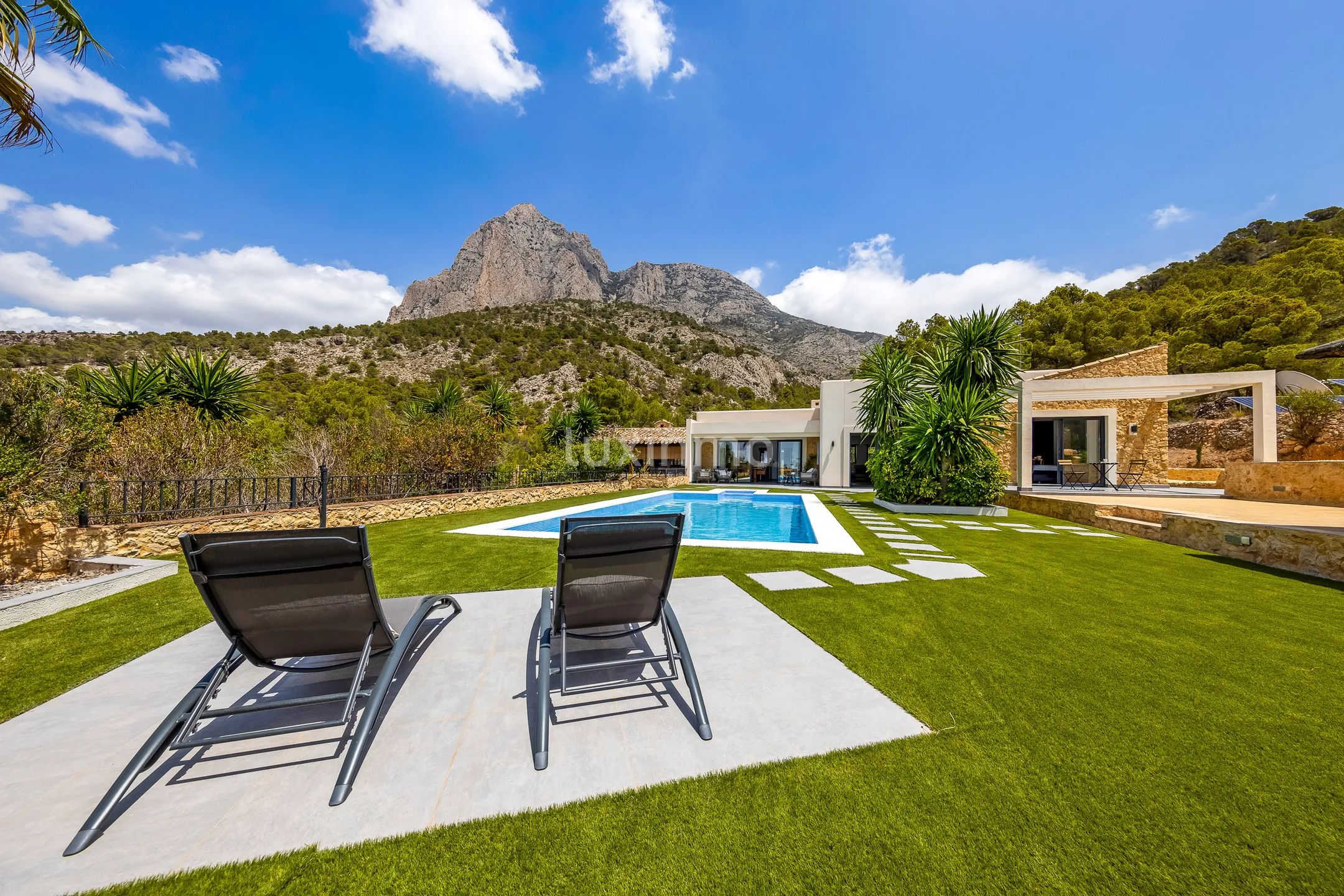 Luxurious mediterranean-style villa with sea views in Finestrat — photo 3