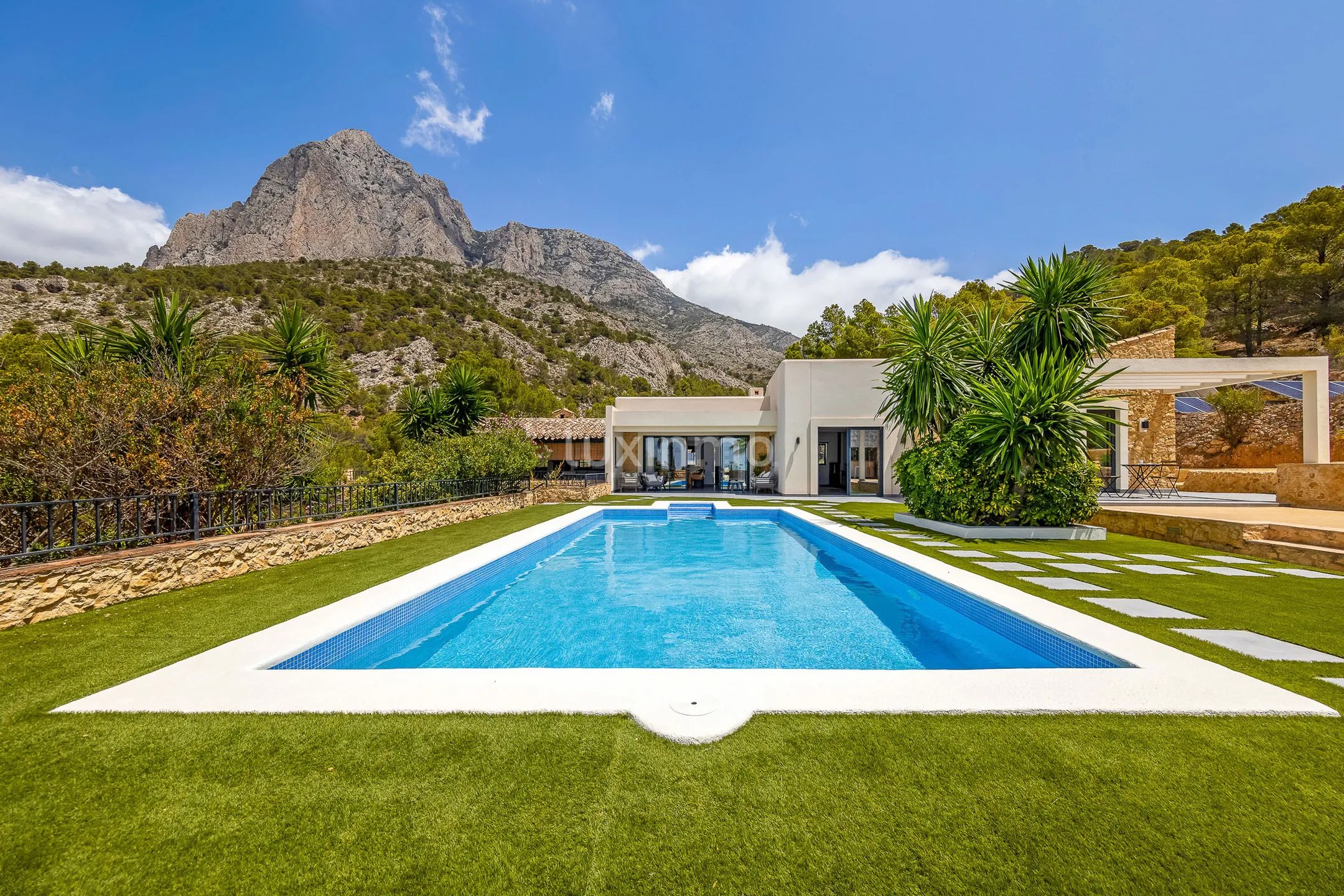 Luxurious mediterranean-style villa with sea views in Finestrat — photo 1