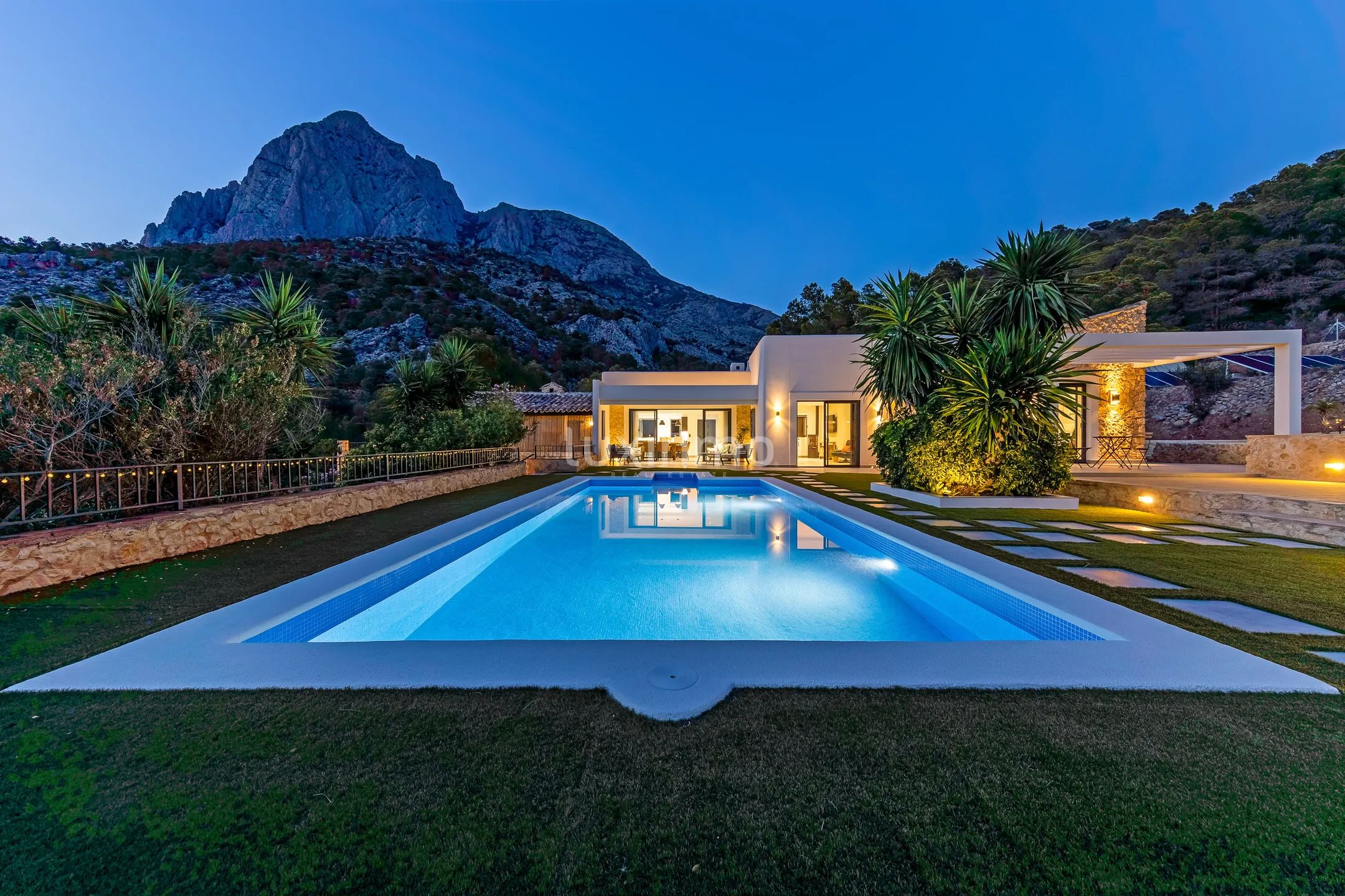 Luxurious mediterranean-style villa with sea views in Finestrat — photo 2