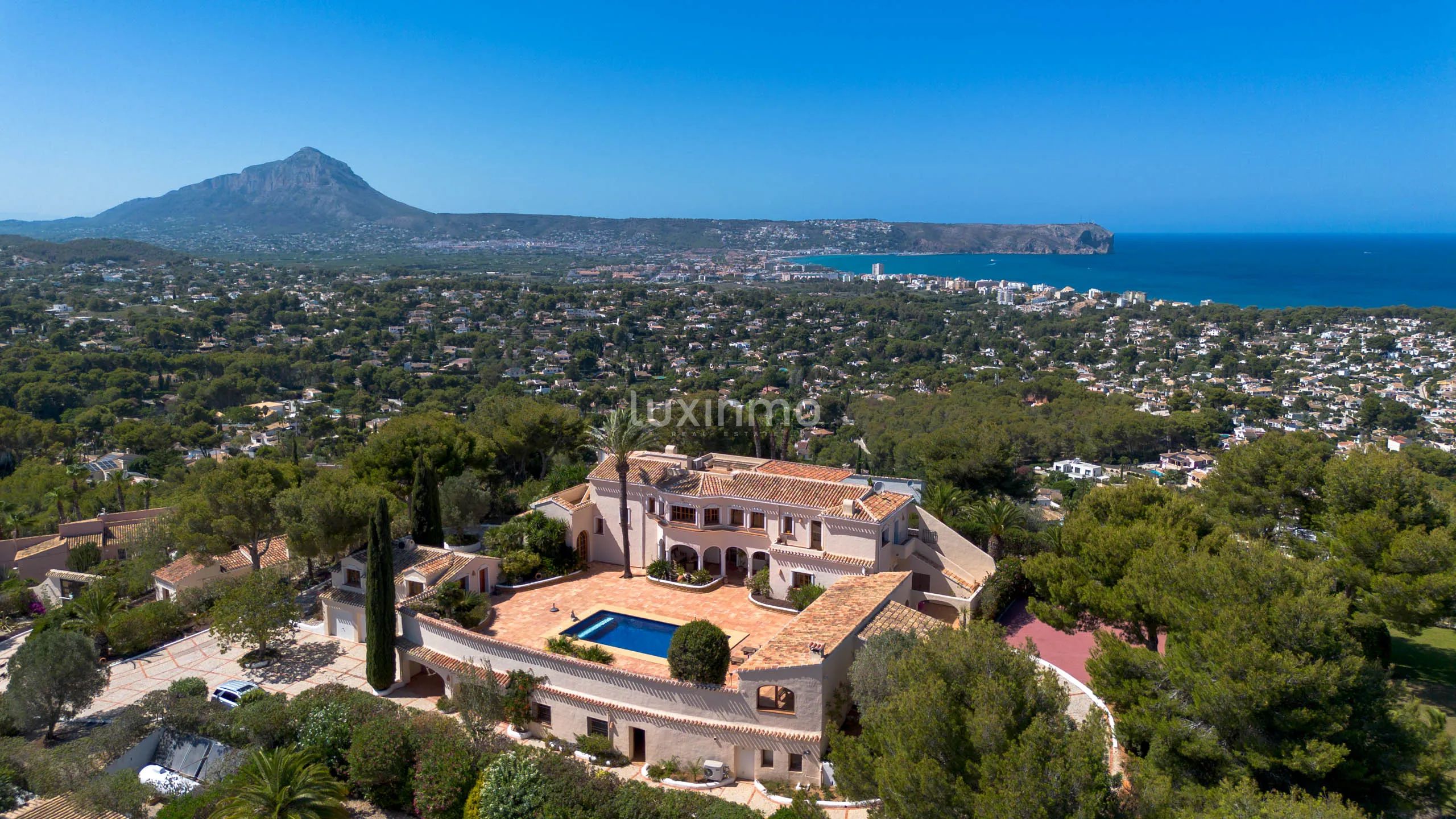 7-Zimmer-Kolonialhaus in Jávea mit Meer- und Bergblick — photo 1