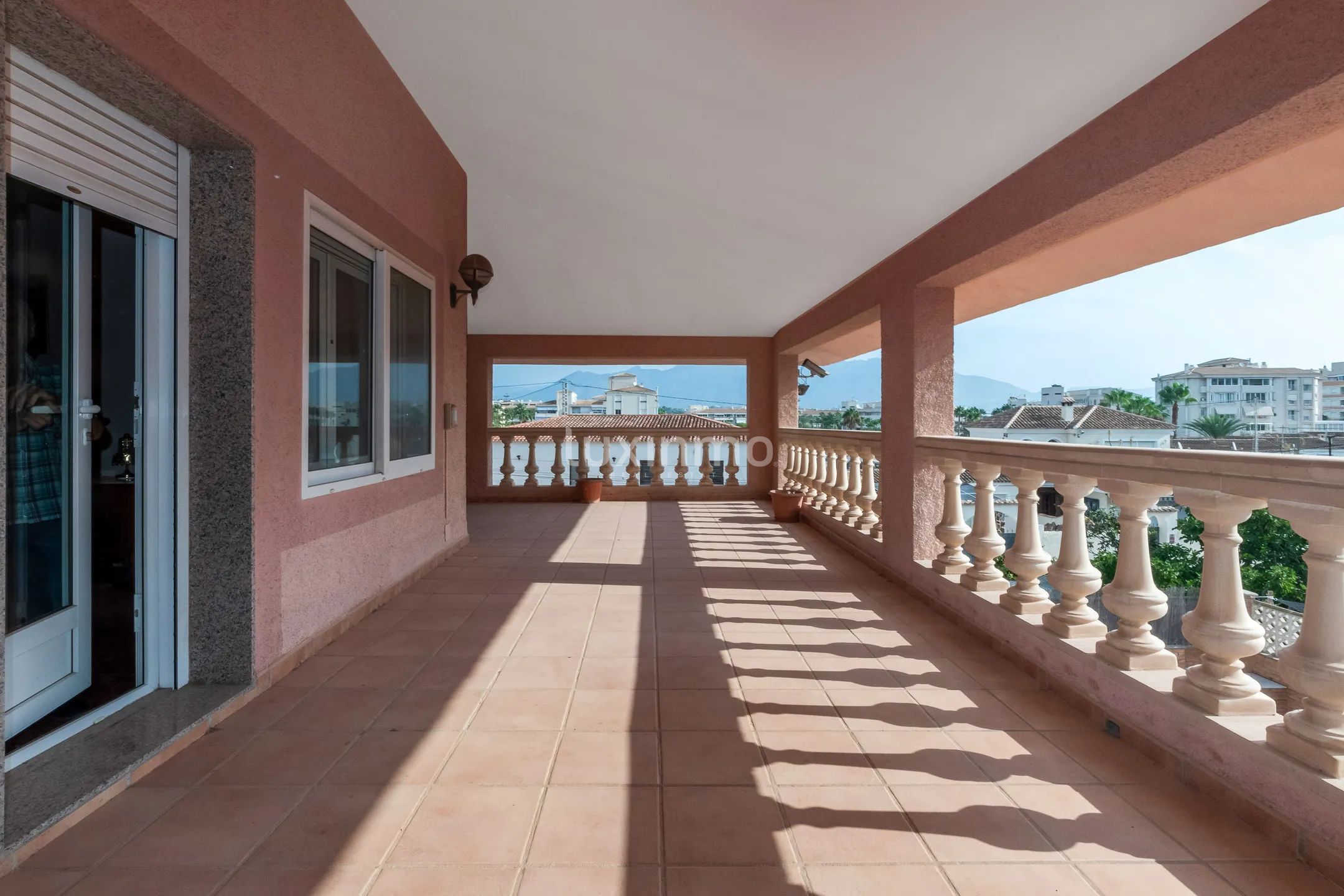 Villa near the centre for sale in Albir — photo 4