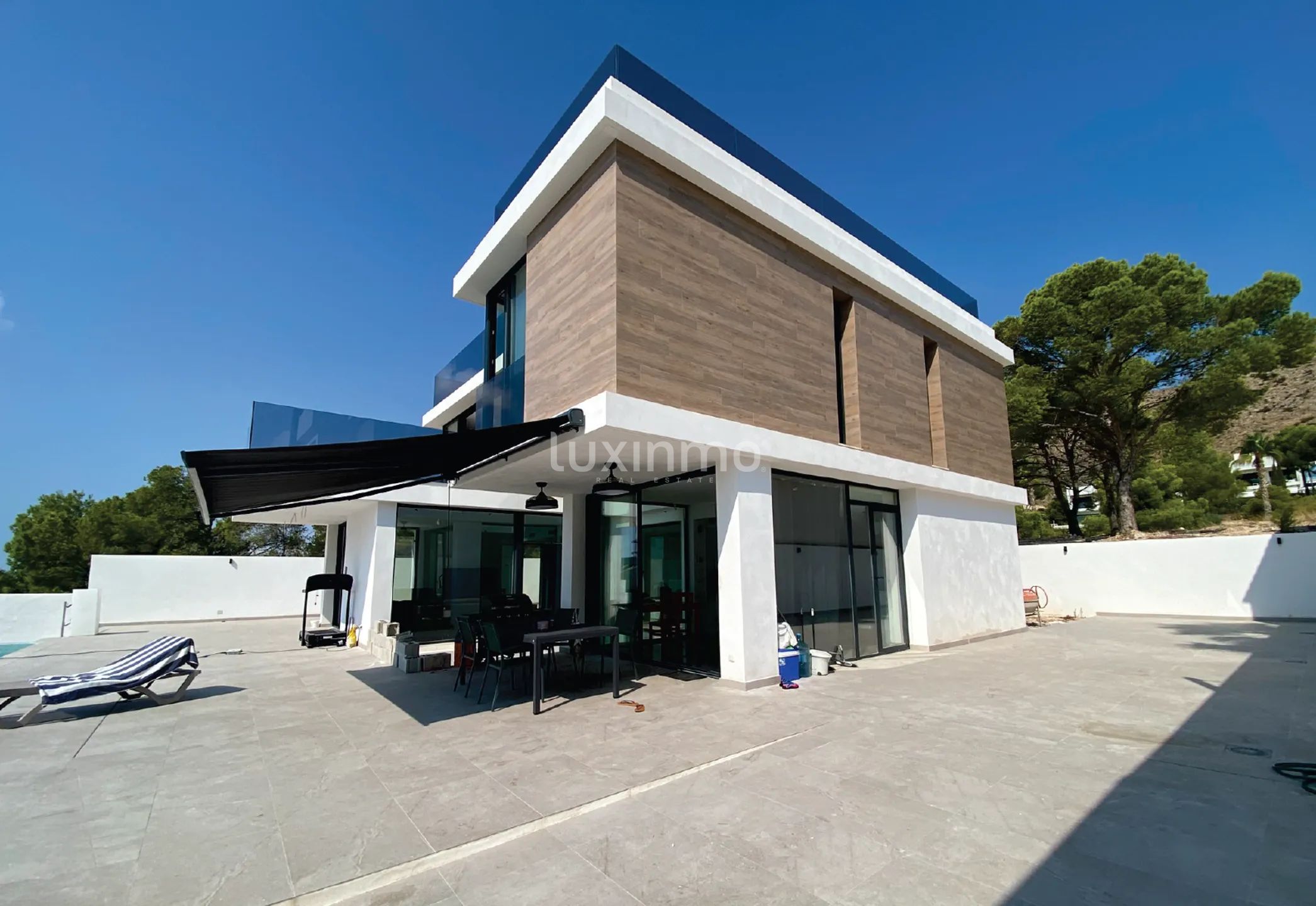 Spacious Luxury villa with garage and sea views in Sierra Cortina for sale — photo 7