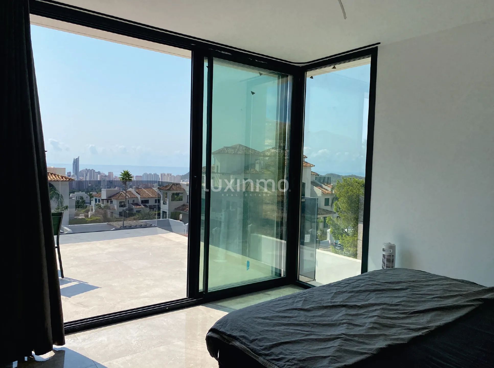 Spacious Luxury villa with garage and sea views in Sierra Cortina for sale — photo 21