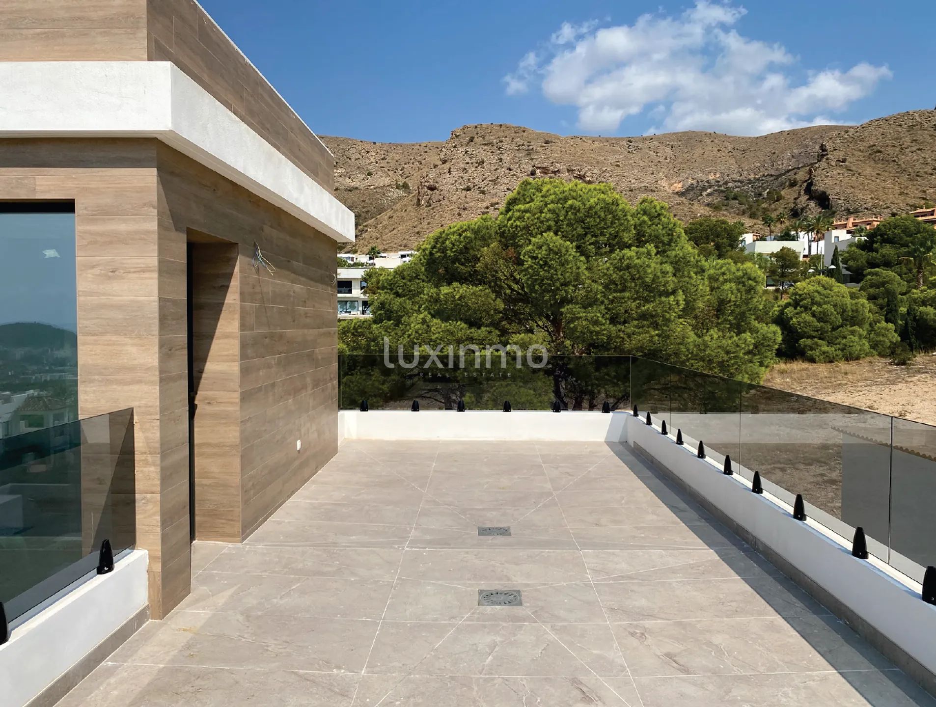 Просторная вилла класса люкс с гаражом и видом на море в Сьерра-Кортина на продажу — photo 30