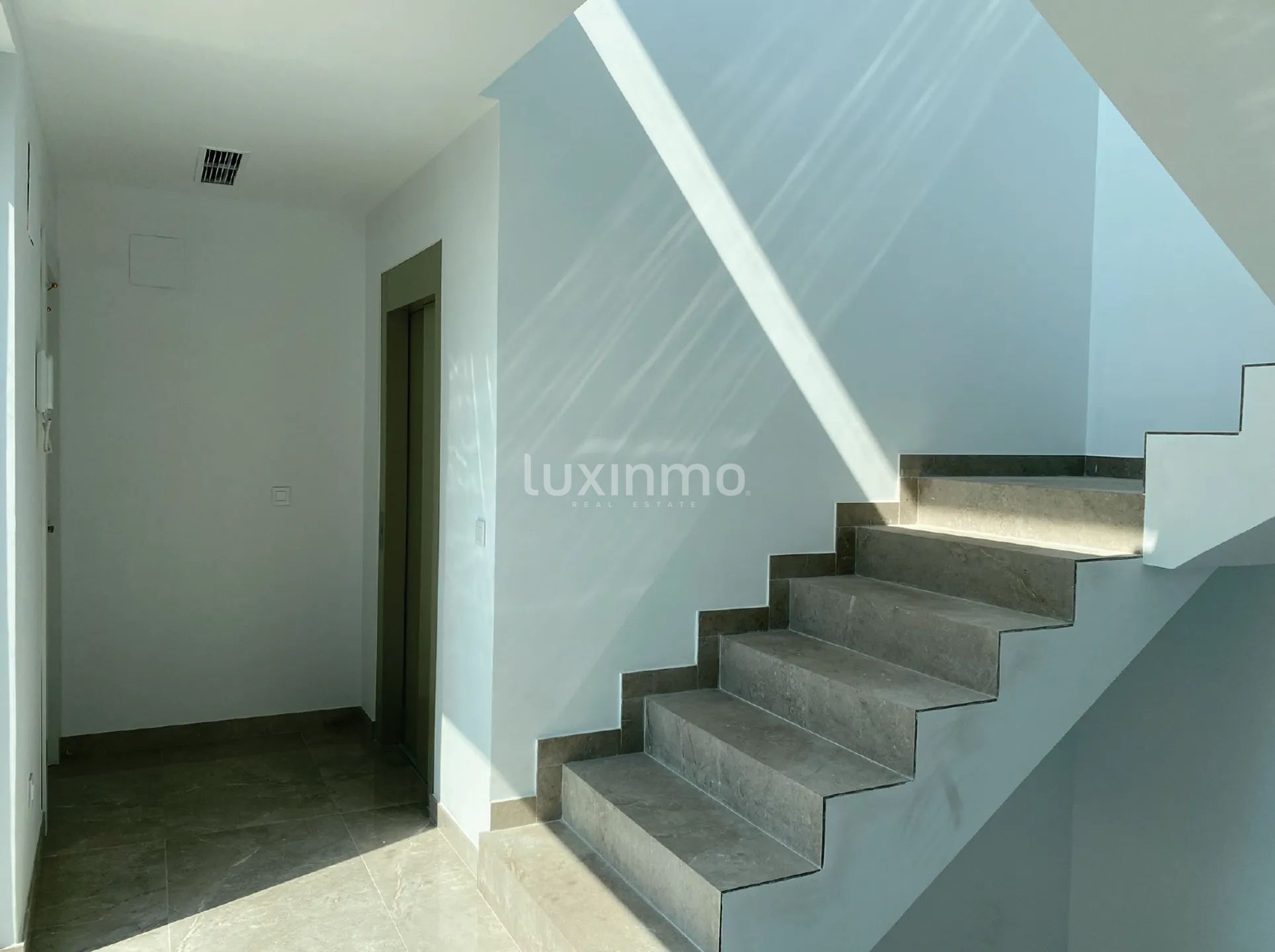 Spacious Luxury villa with garage and sea views in Sierra Cortina for sale — photo 15