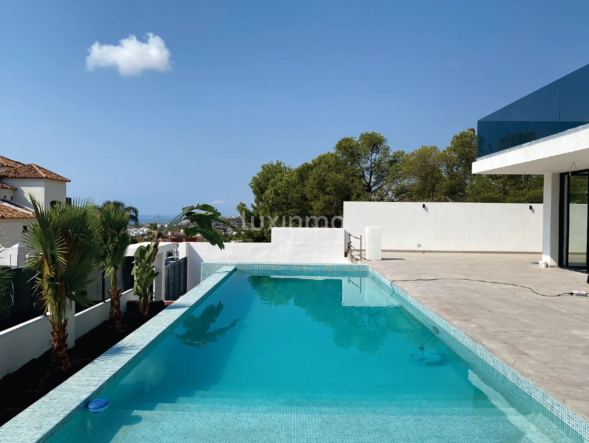 Spacious Luxury villa with garage and sea views in Sierra Cortina for sale — photo 8