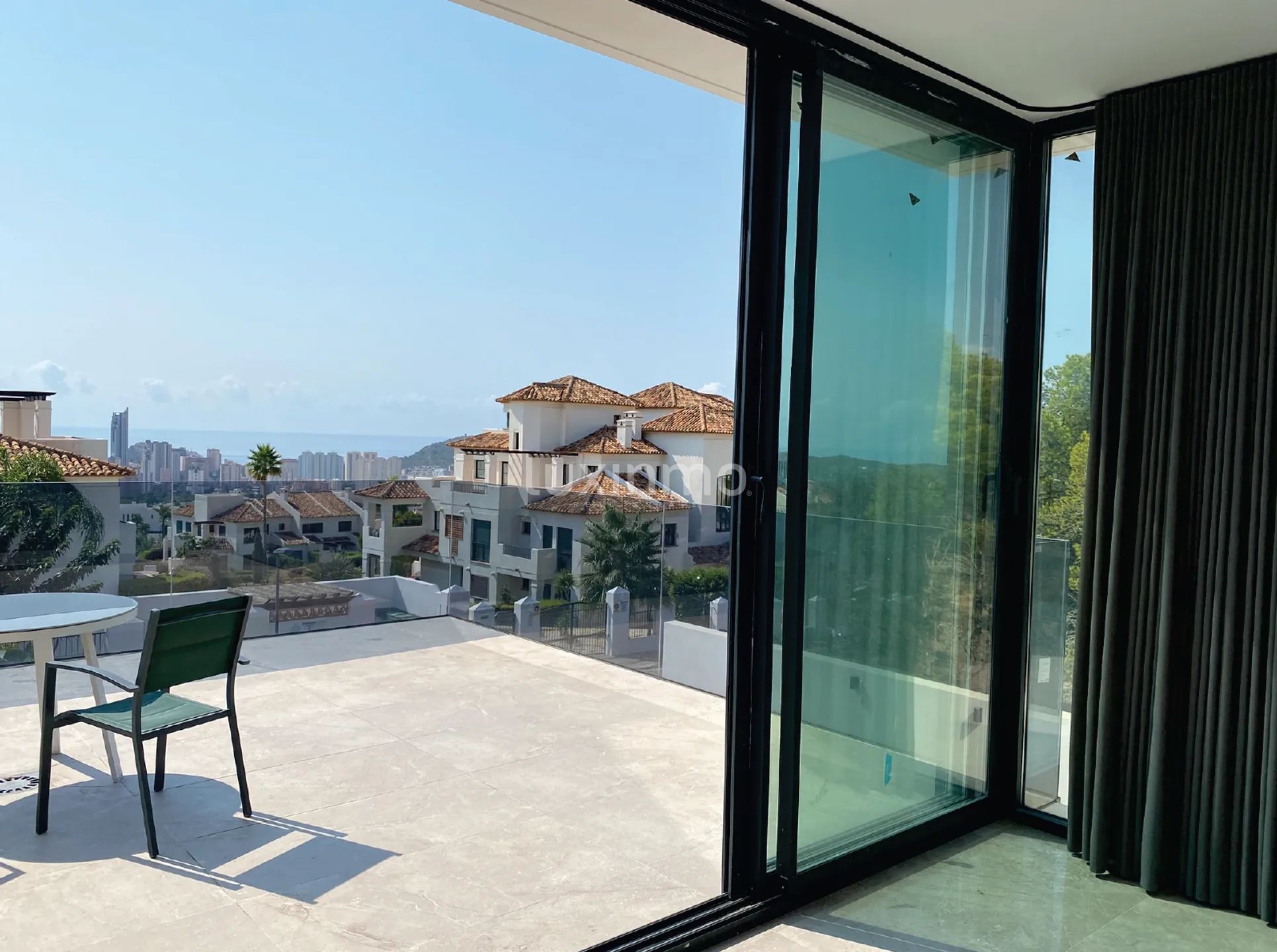 Просторная вилла класса люкс с гаражом и видом на море в Сьерра-Кортина на продажу — photo 24