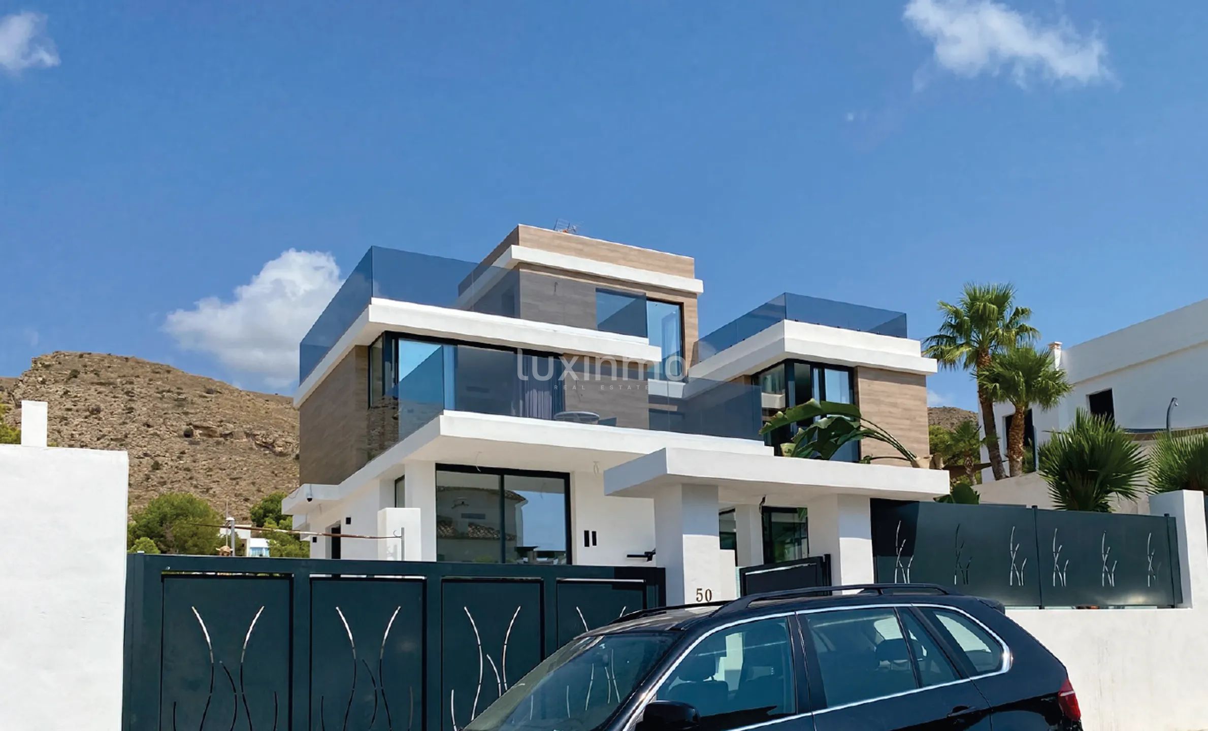 Spacious Luxury villa with garage and sea views in Sierra Cortina for sale — photo 2