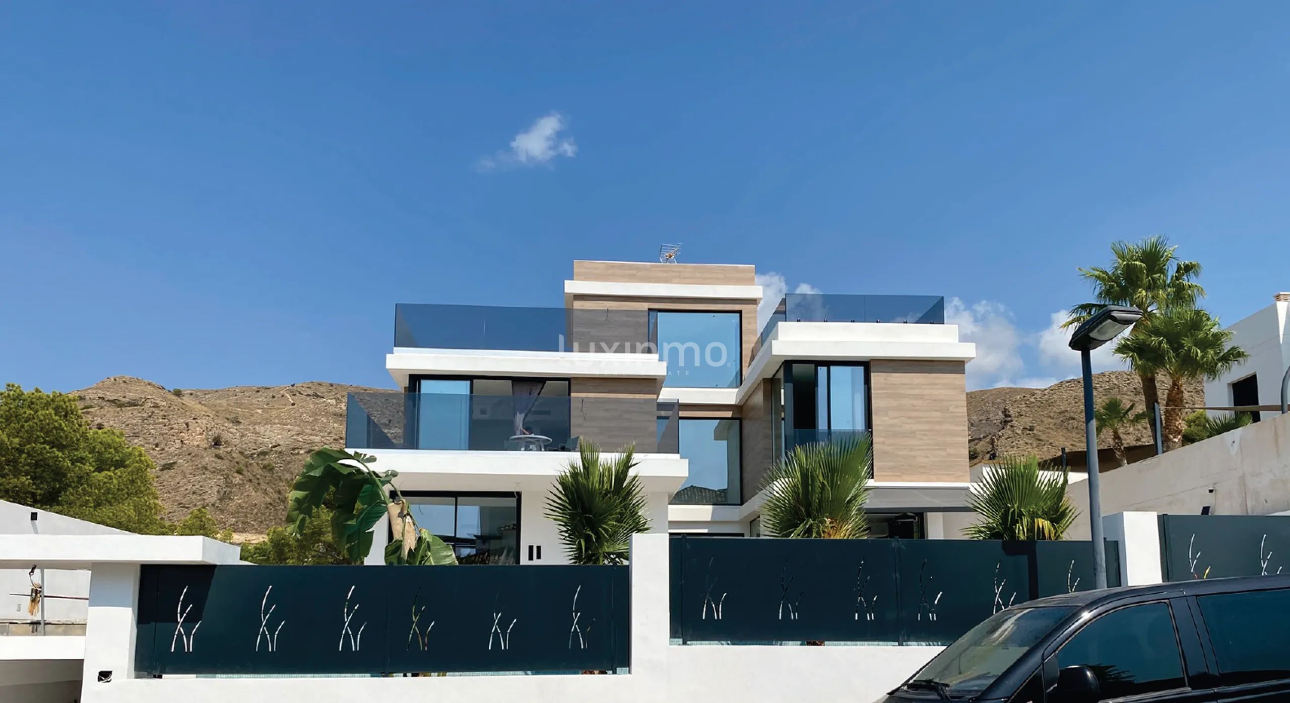 Spacious Luxury villa with garage and sea views in Sierra Cortina for sale — photo 1