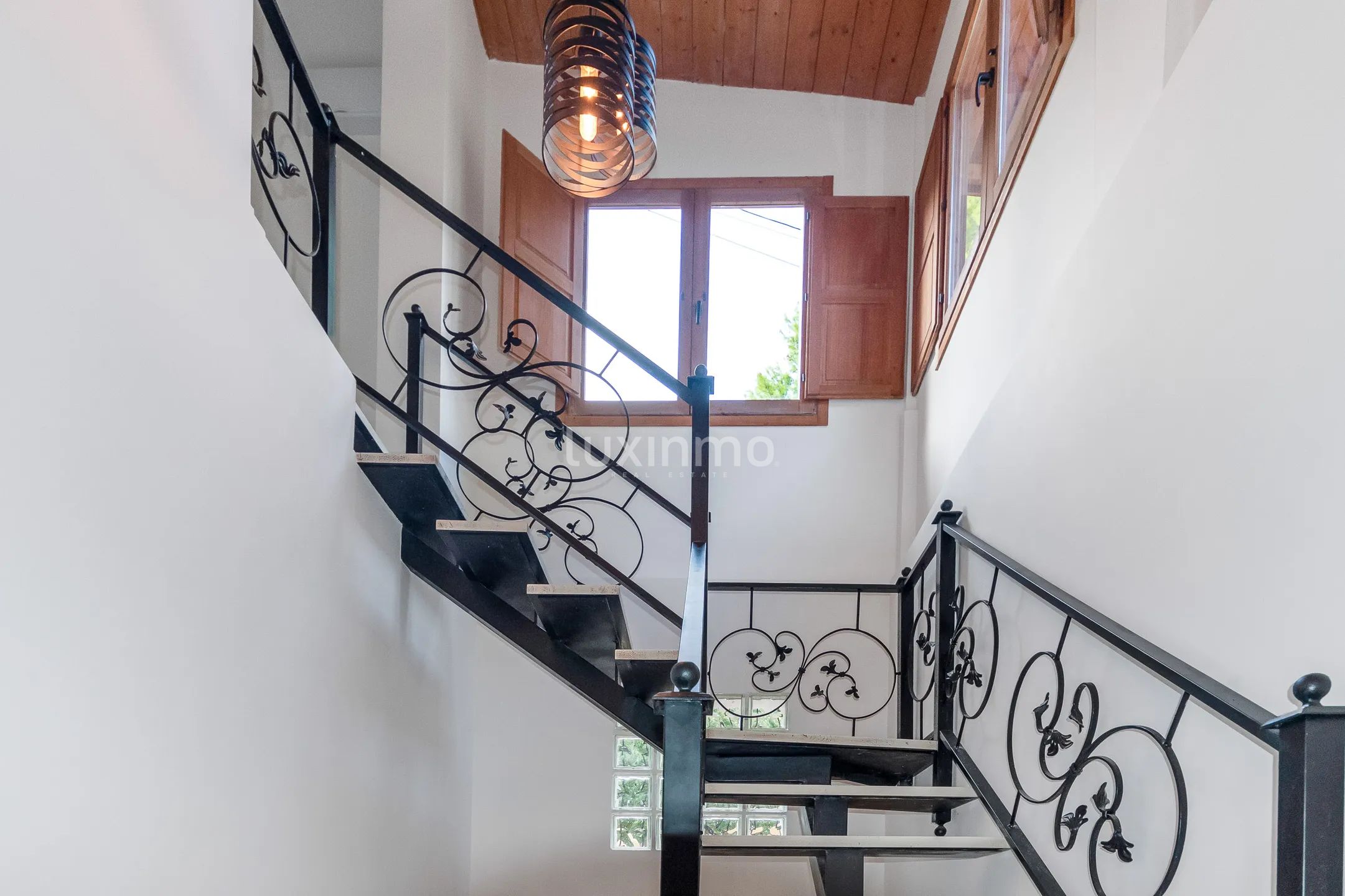 Beautiful villa with swimming pool for rent in Albir — photo 17