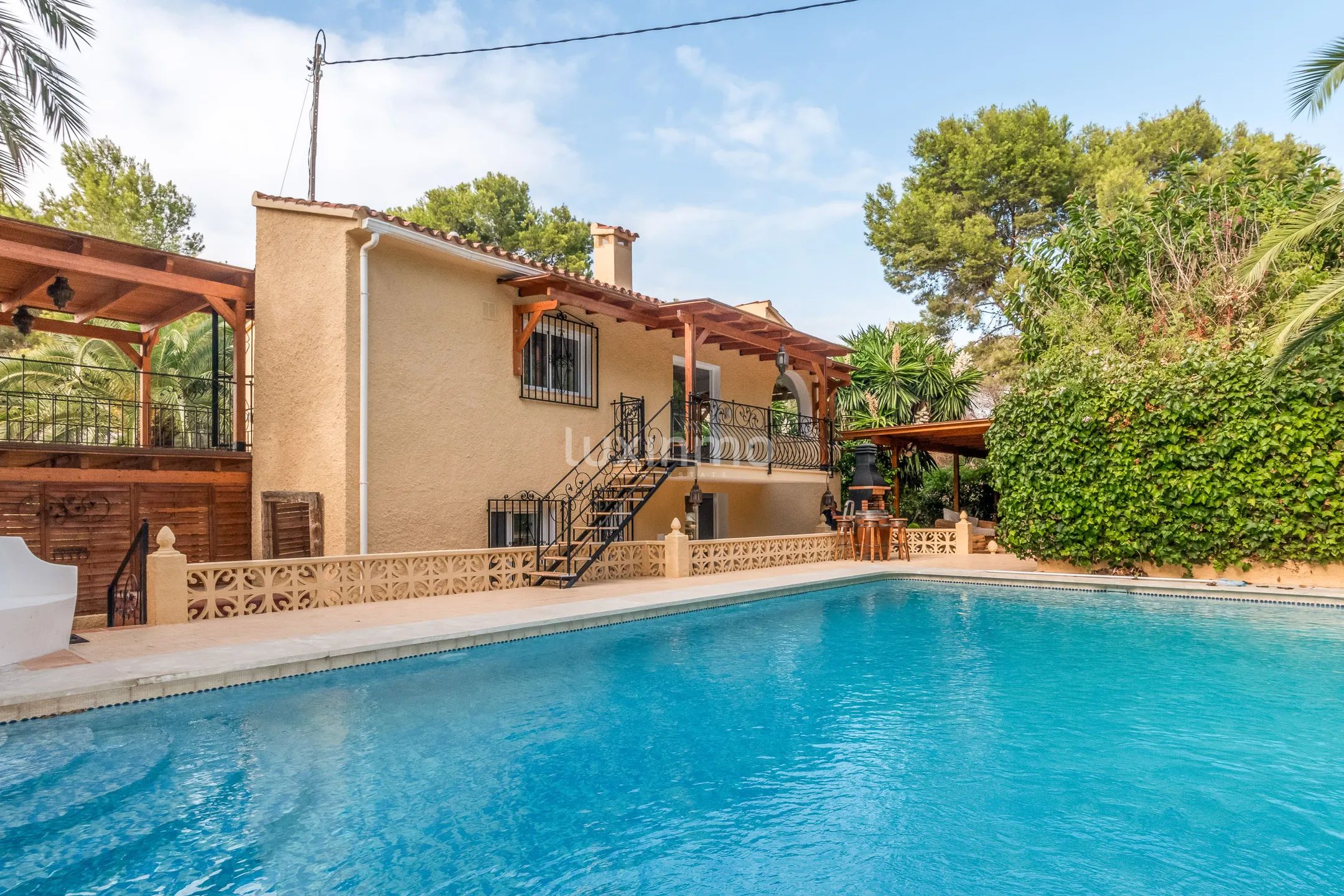 Beautiful villa with swimming pool for rent in Albir — photo 3
