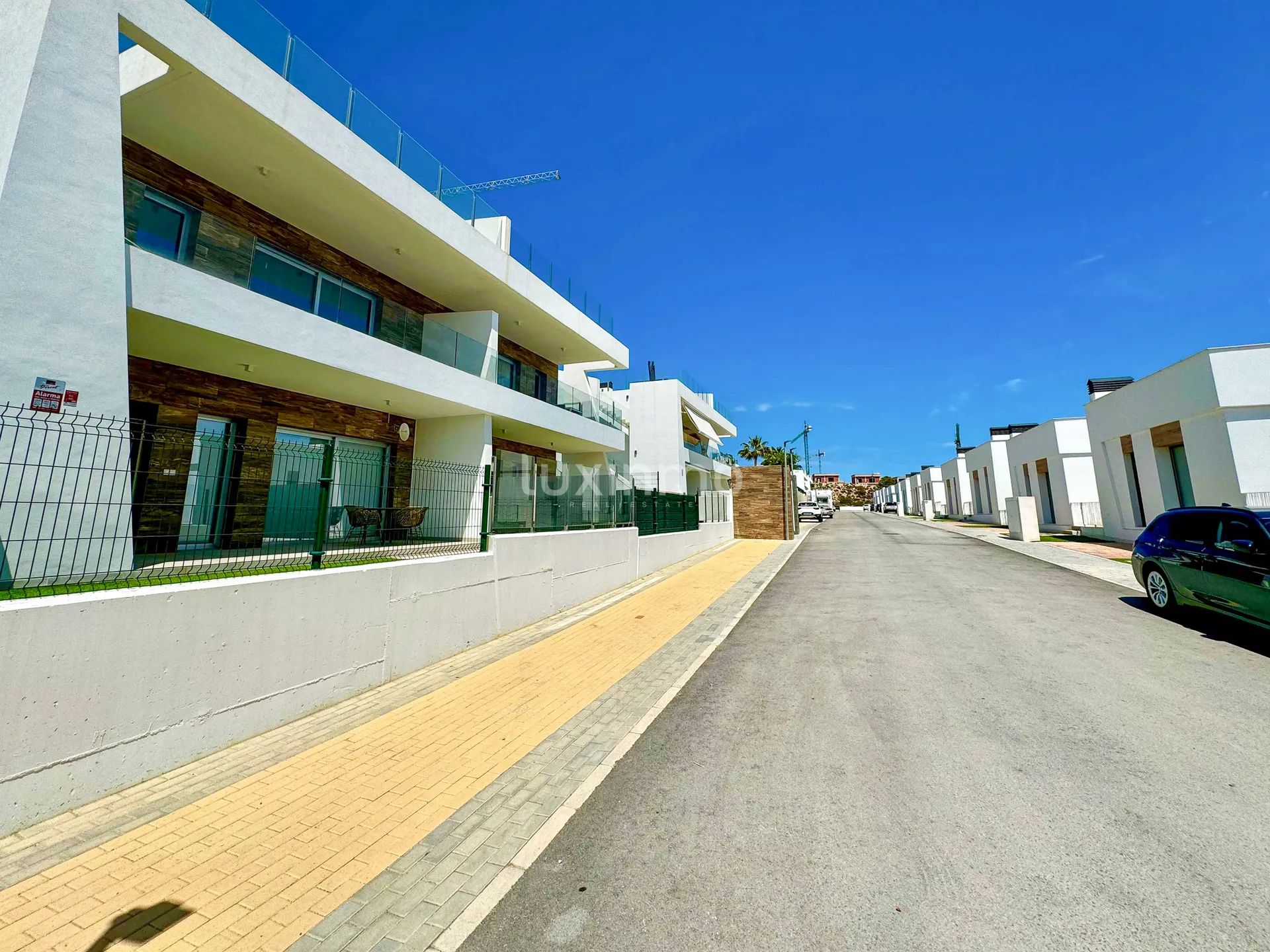 Современная квартира на первом этаже с садом — photo 9