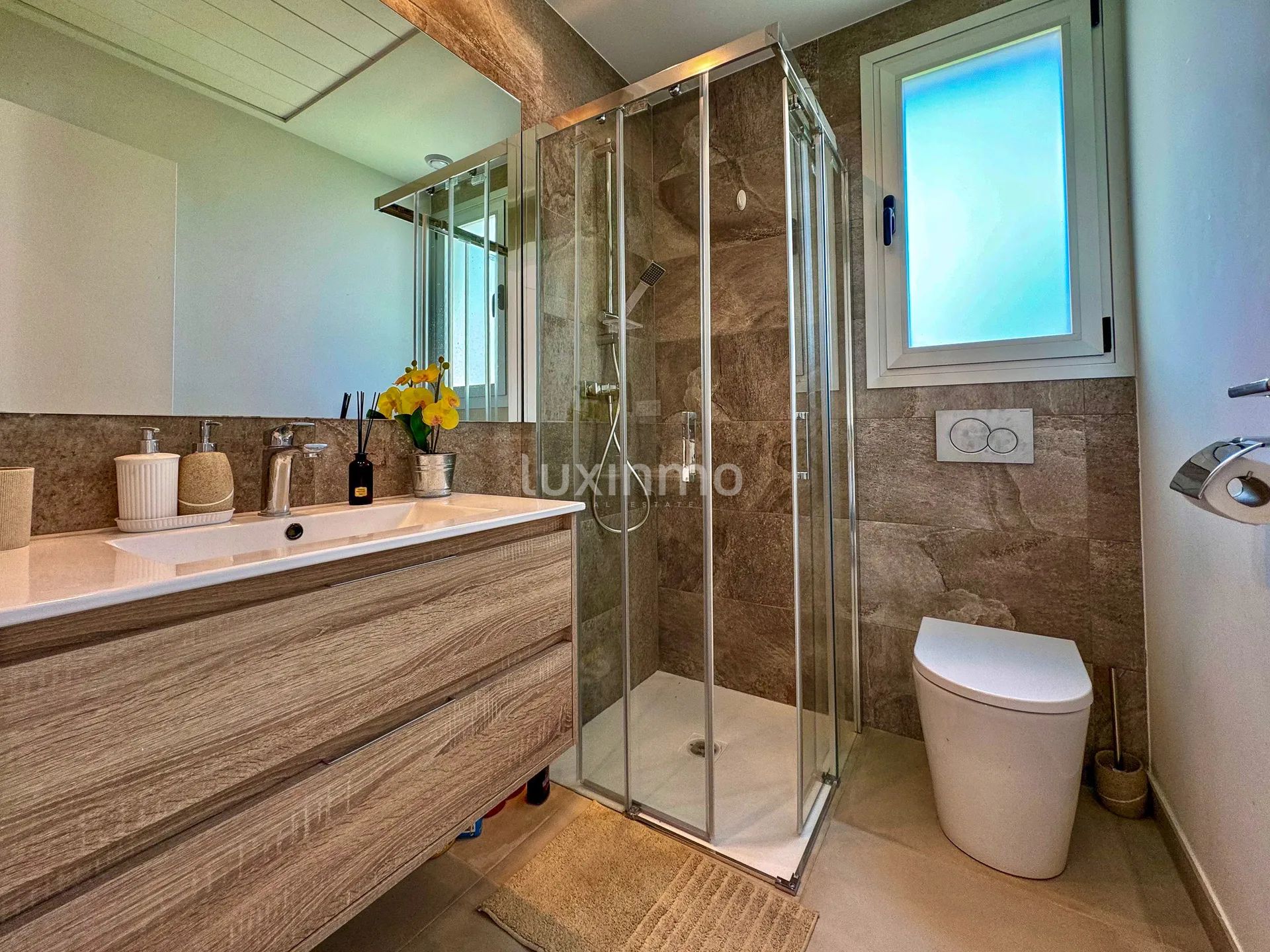 Современная квартира на первом этаже с садом — photo 25