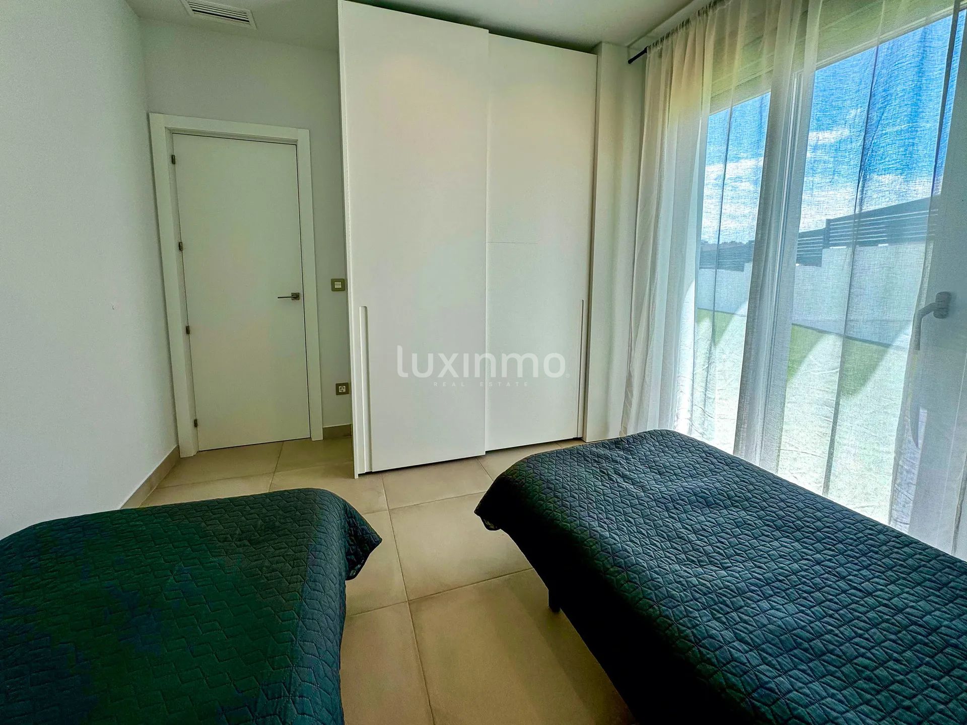 Современная квартира на первом этаже с садом — photo 24