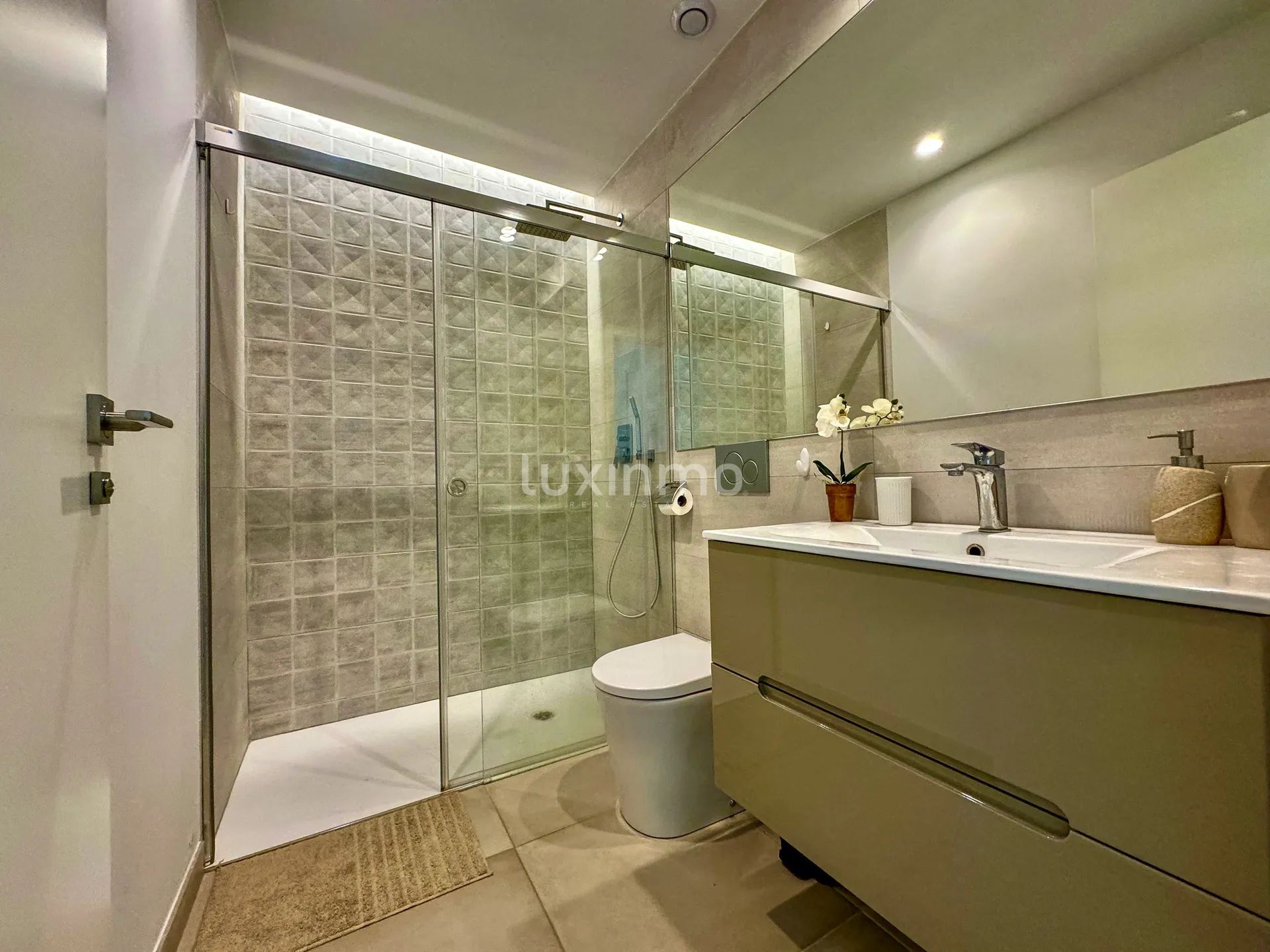 Современная квартира на первом этаже с садом — photo 22