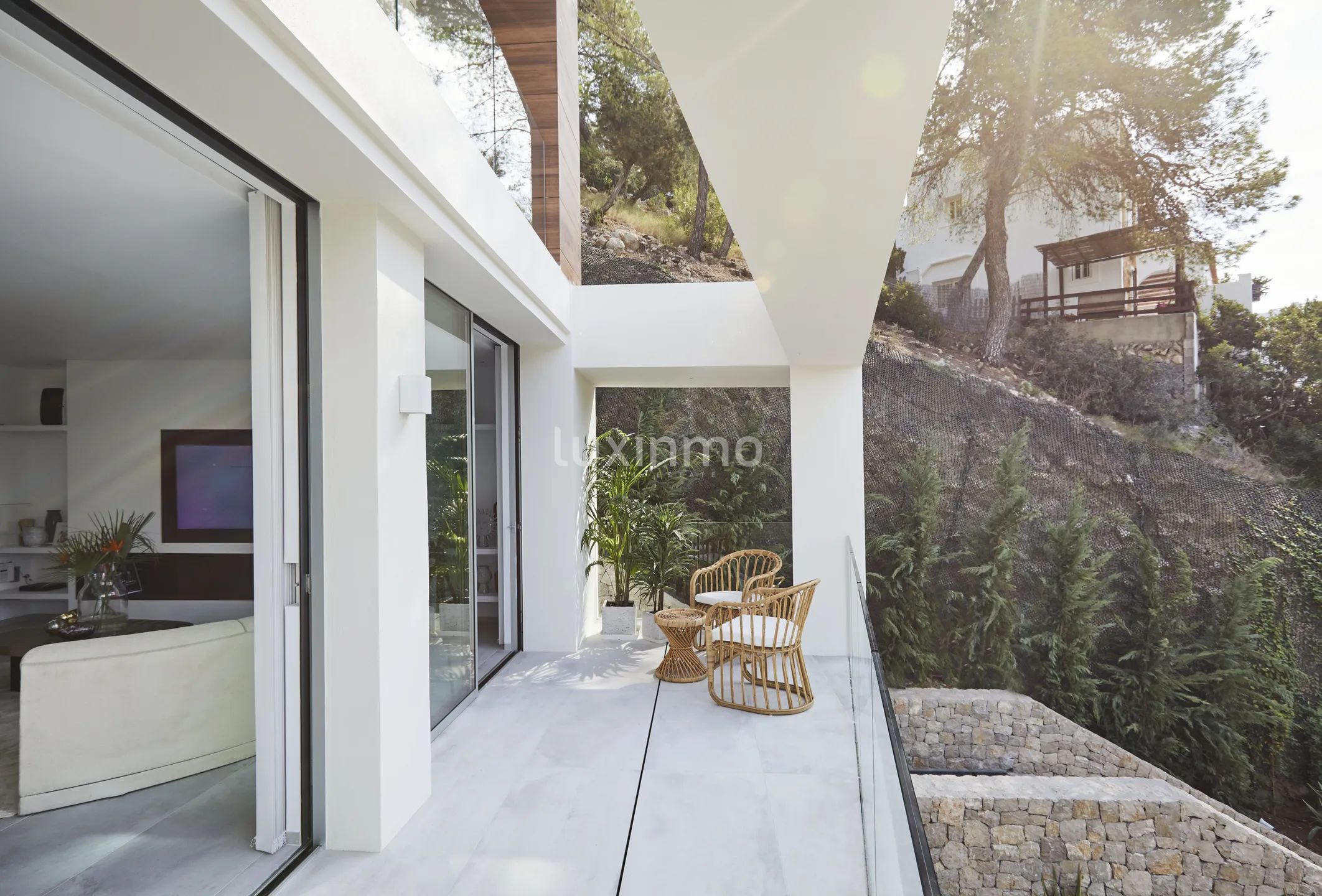 Auffällige zeitgenössische Villa in Cala Llonga, nahtlos in die Natur integriert — photo 13