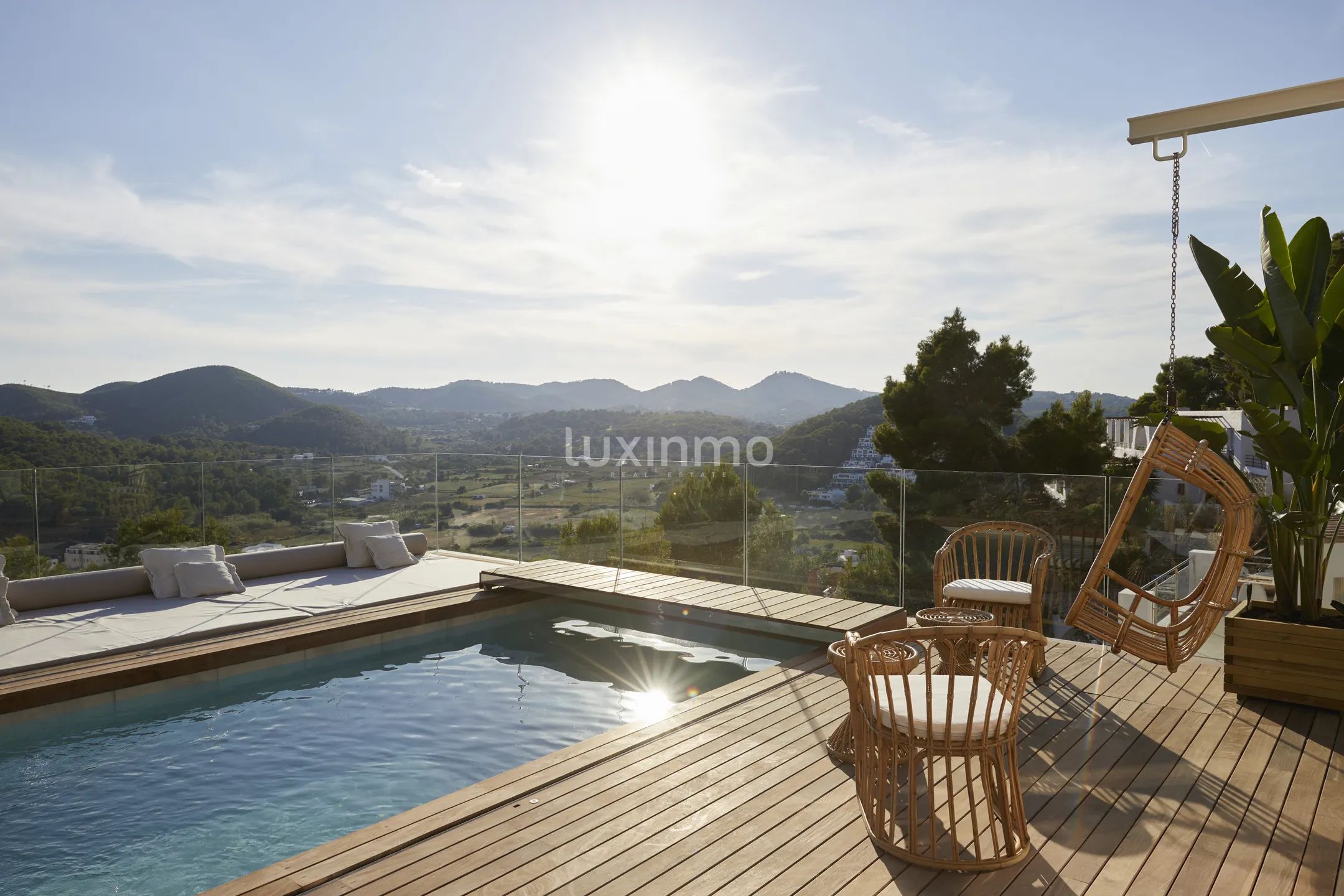 Auffällige zeitgenössische Villa in Cala Llonga, nahtlos in die Natur integriert — photo 25