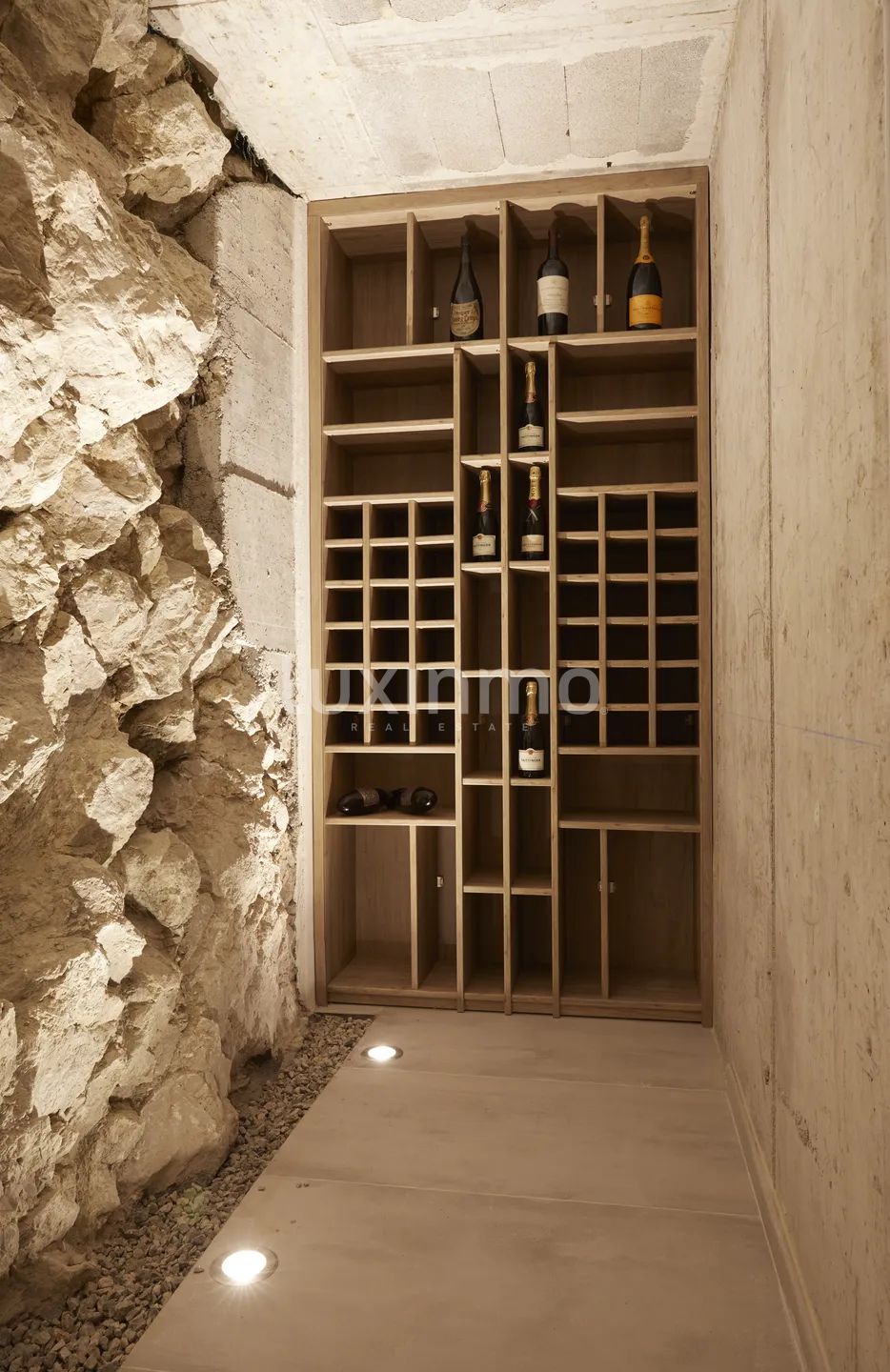 Auffällige zeitgenössische Villa in Cala Llonga, nahtlos in die Natur integriert — photo 19