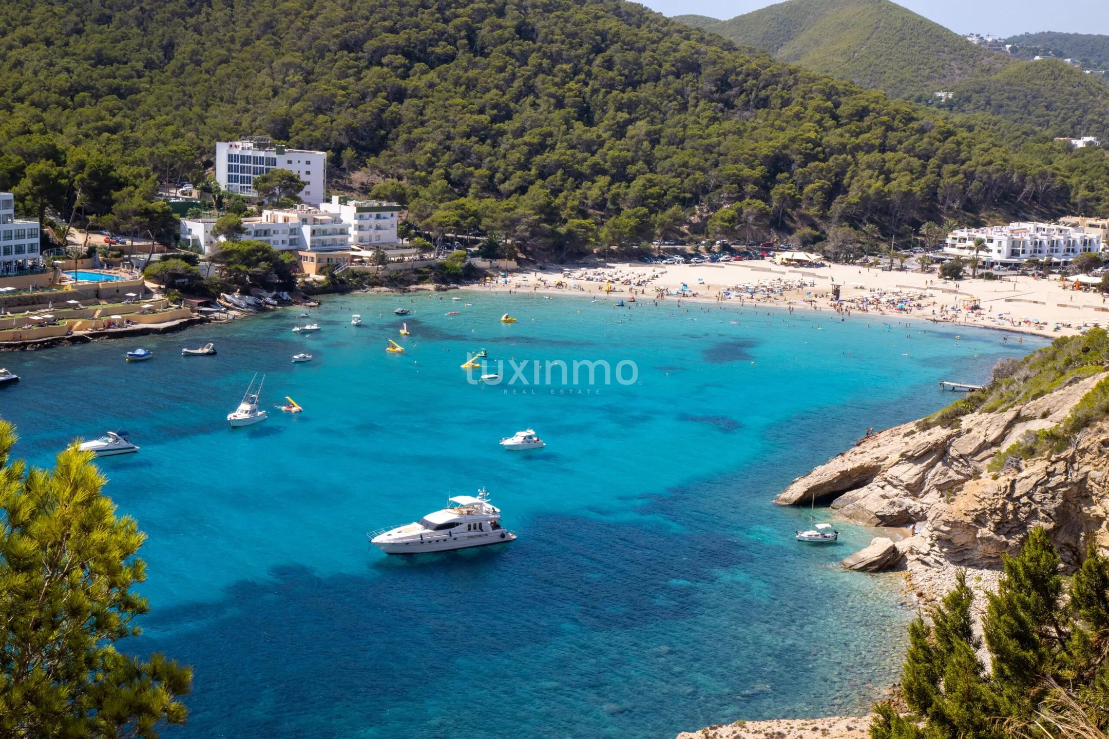 Auffällige zeitgenössische Villa in Cala Llonga, nahtlos in die Natur integriert — photo 27