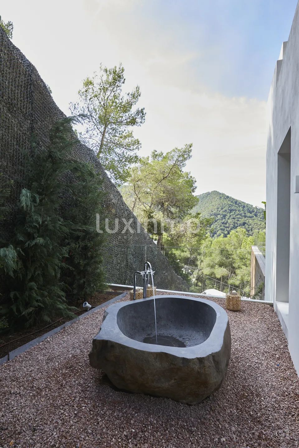 Auffällige zeitgenössische Villa in Cala Llonga, nahtlos in die Natur integriert — photo 11