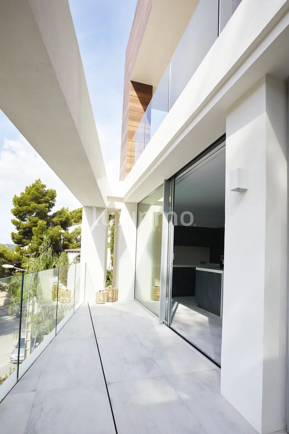 Auffällige zeitgenössische Villa in Cala Llonga, nahtlos in die Natur integriert — photo 12