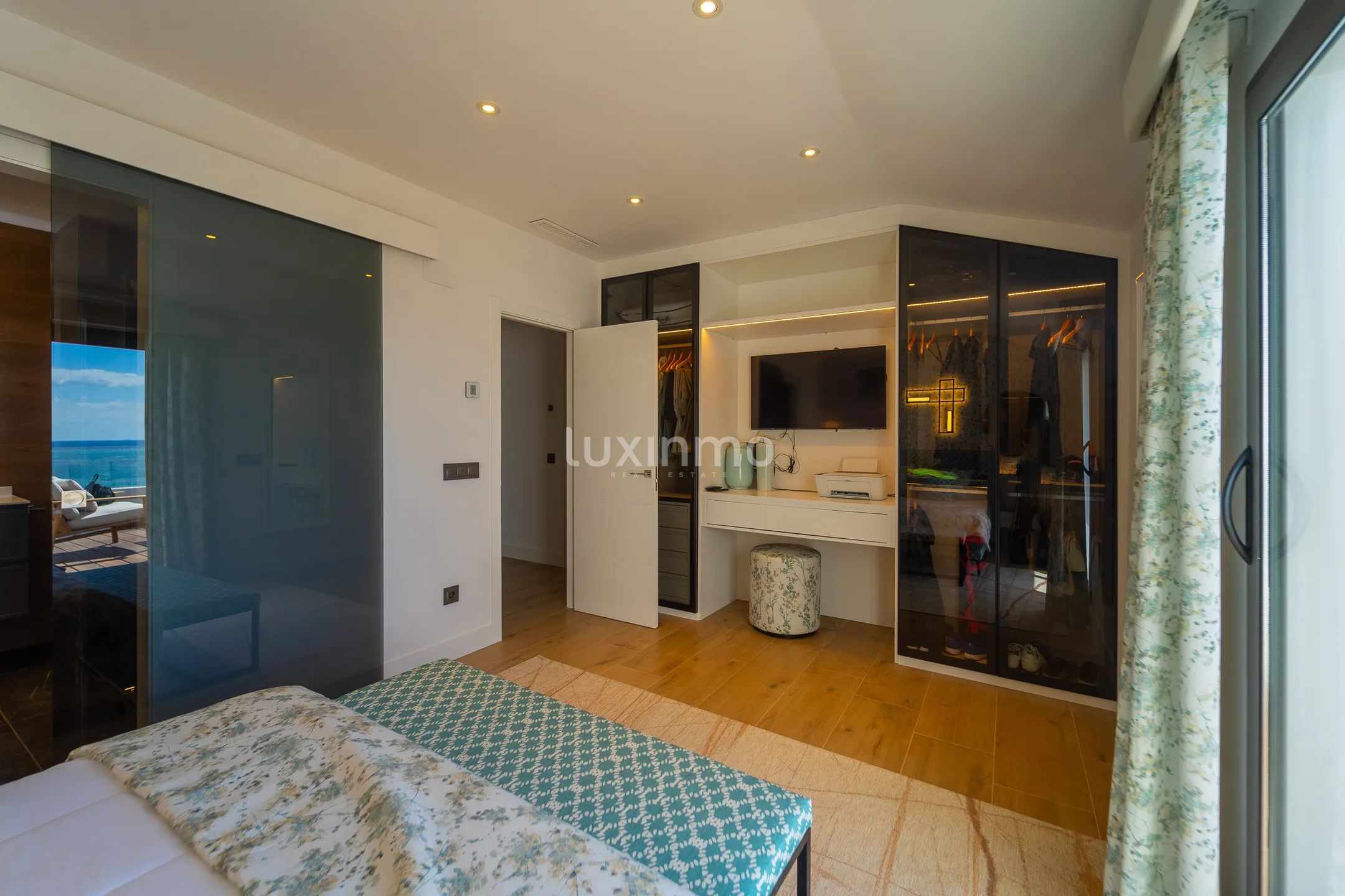 Modern penthouse on the beachfront in Campomanes — photo 18