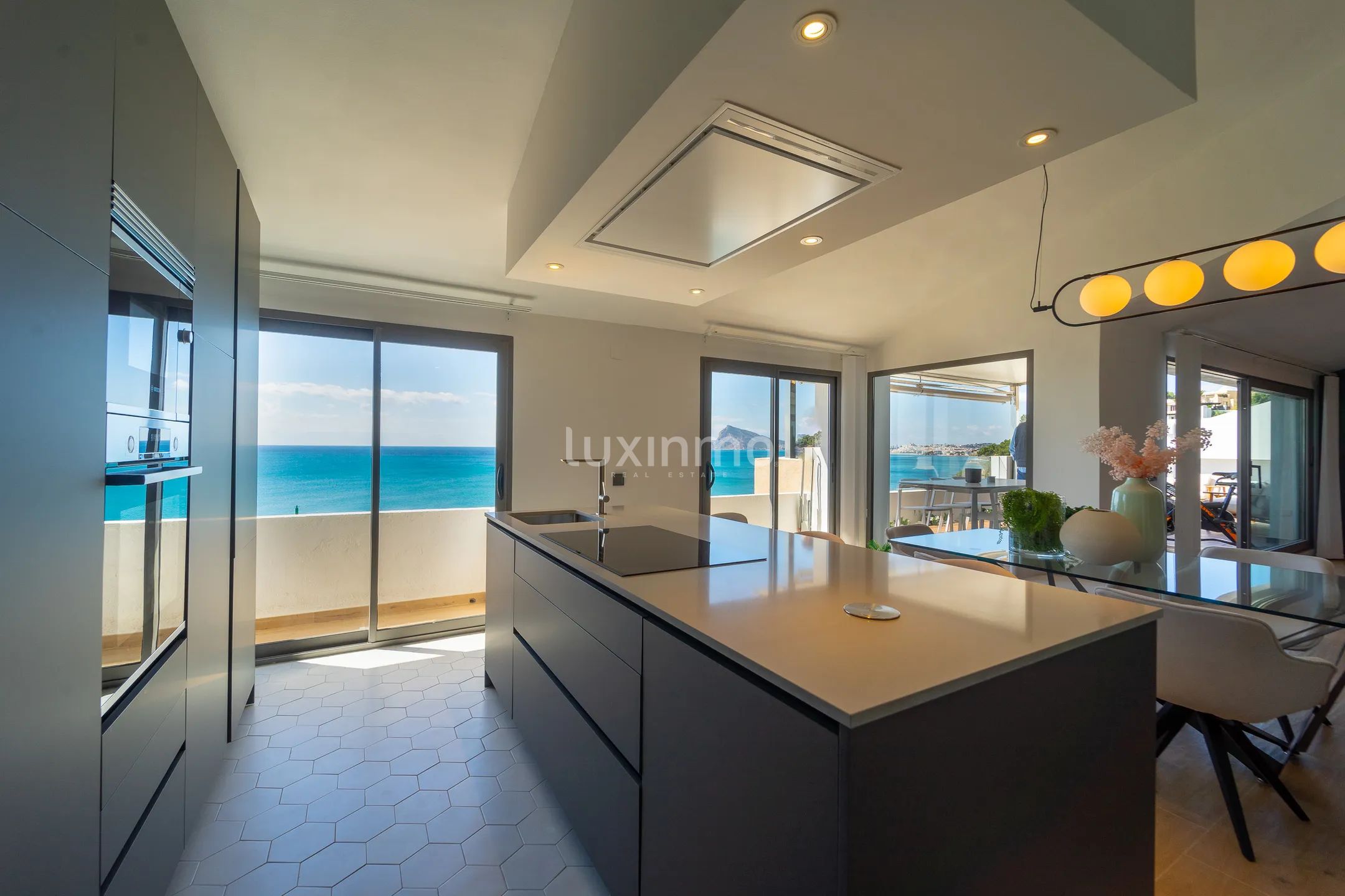 Modern penthouse on the beachfront in Campomanes — photo 6