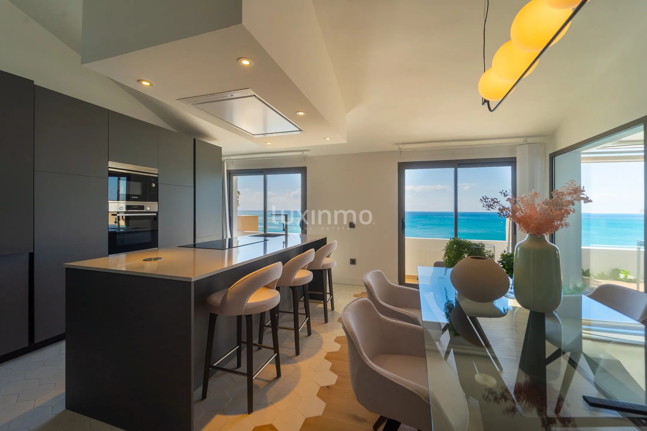 Modern penthouse on the beachfront in Campomanes — photo 8