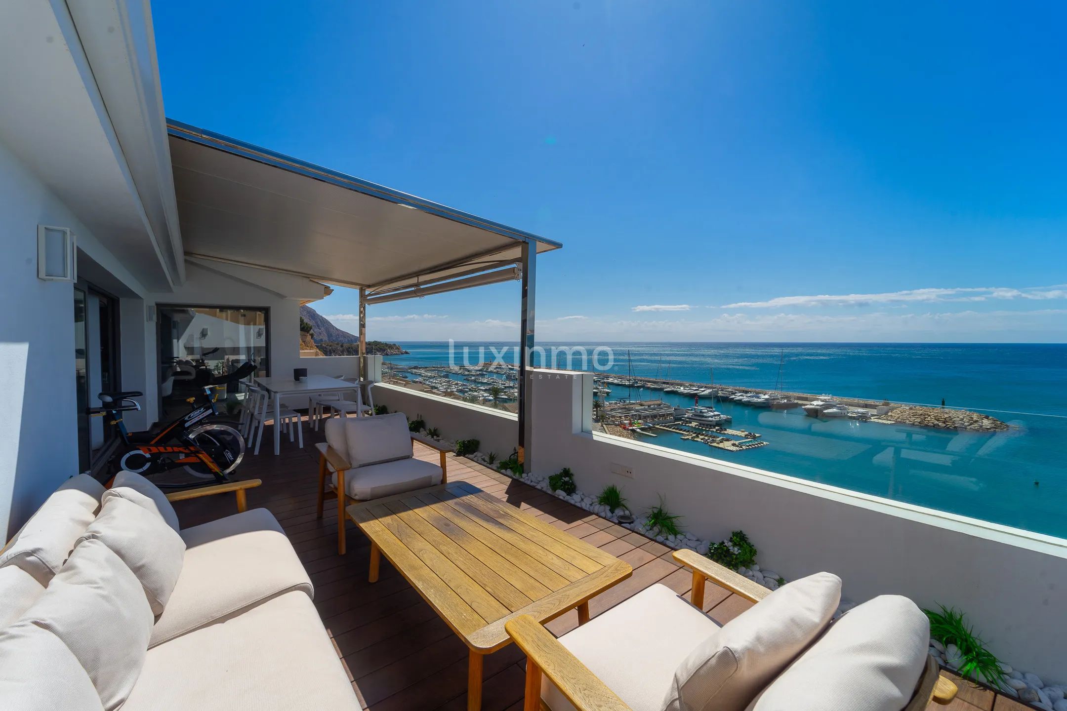 Modern penthouse on the beachfront in Campomanes — photo 14