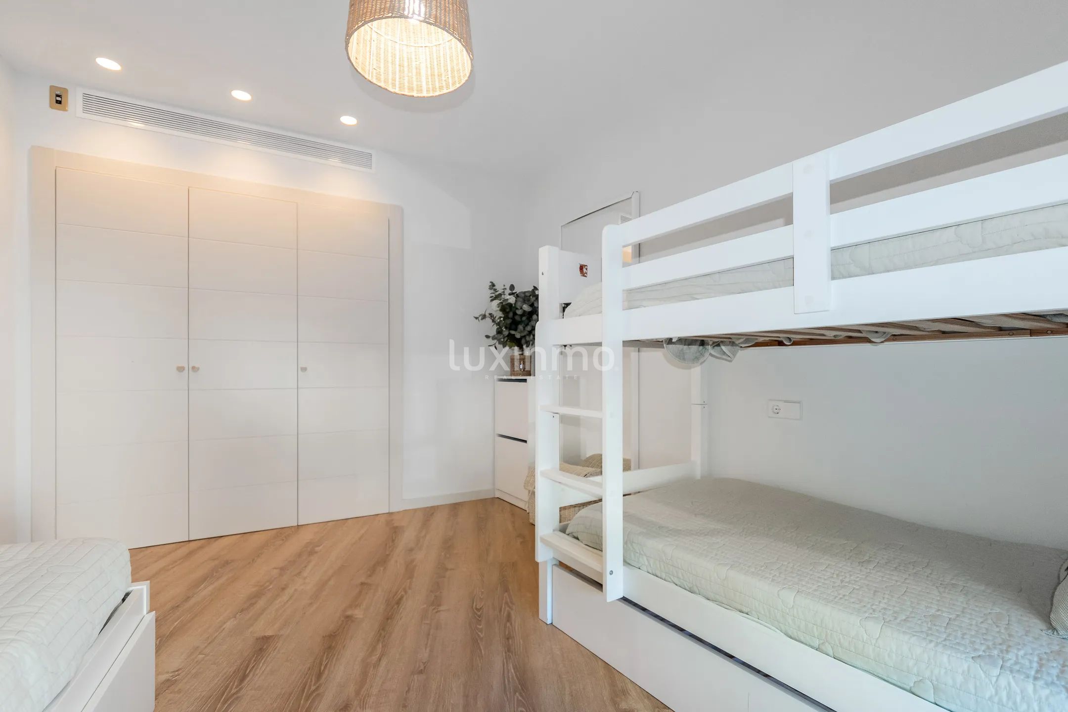 Precise flat with sea views for rent in Mascarat — photo 15