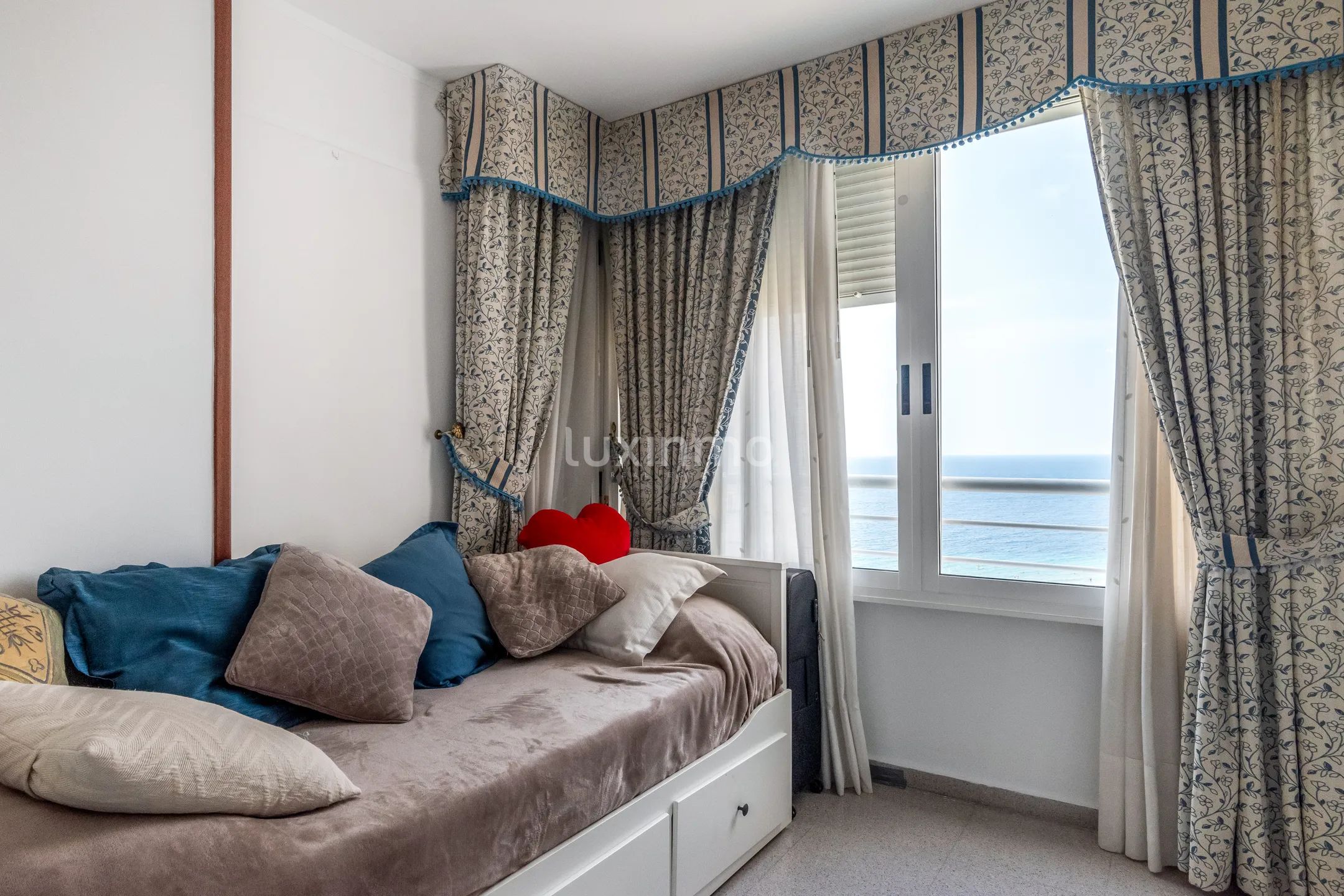 Apartment with sea views for rent in Playa de Poniente — photo 13
