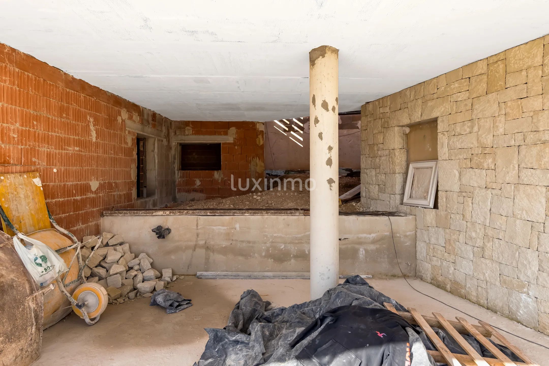 Stunning Modern Luxury Villa with Panoramic Views — photo 15