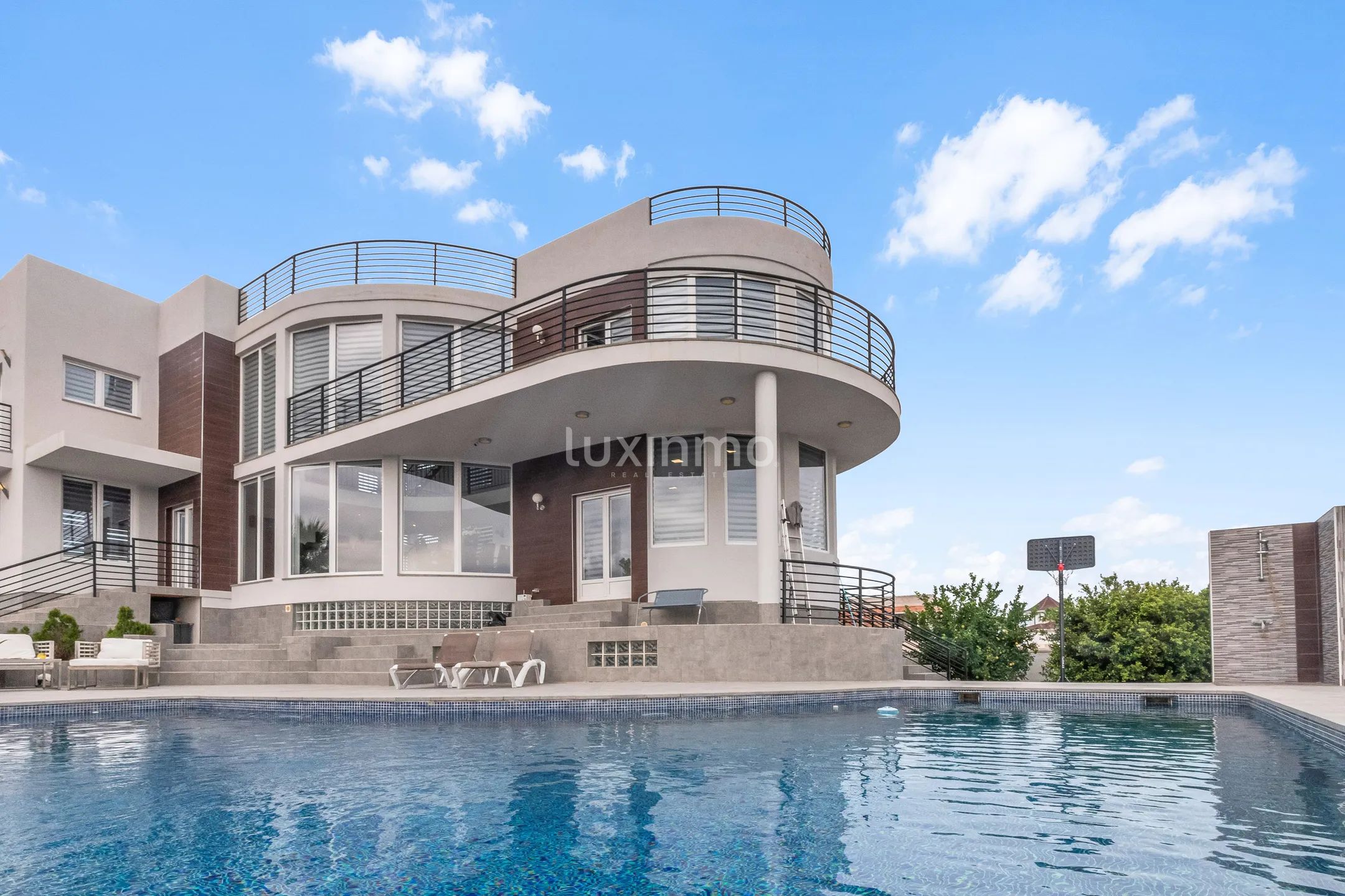 Красивая современная вилла с бассейном на продажу в Альфазе