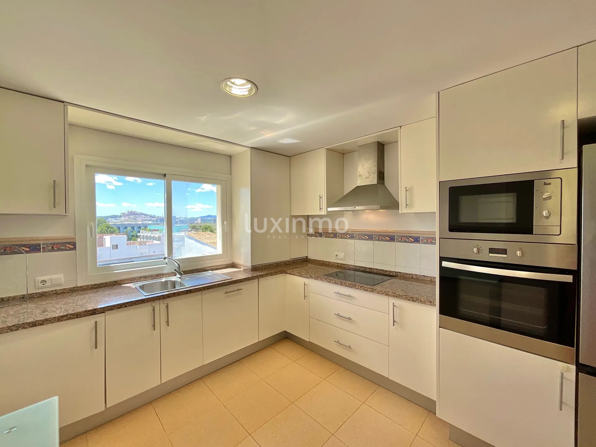 Charmigt ljust takvåning för långtidsuthyrning tillgänglig — photo 20