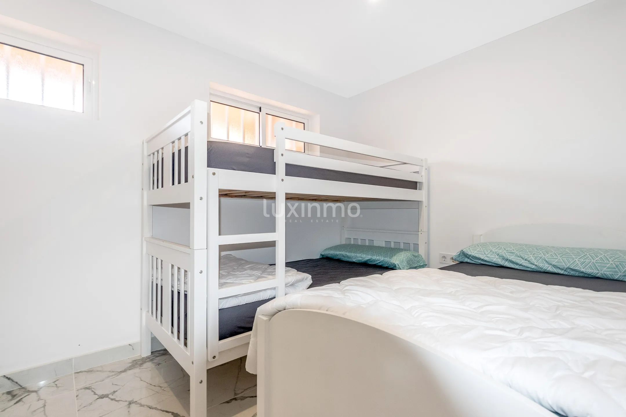 Cozy apartment on first line on the beach for rent — photo 11